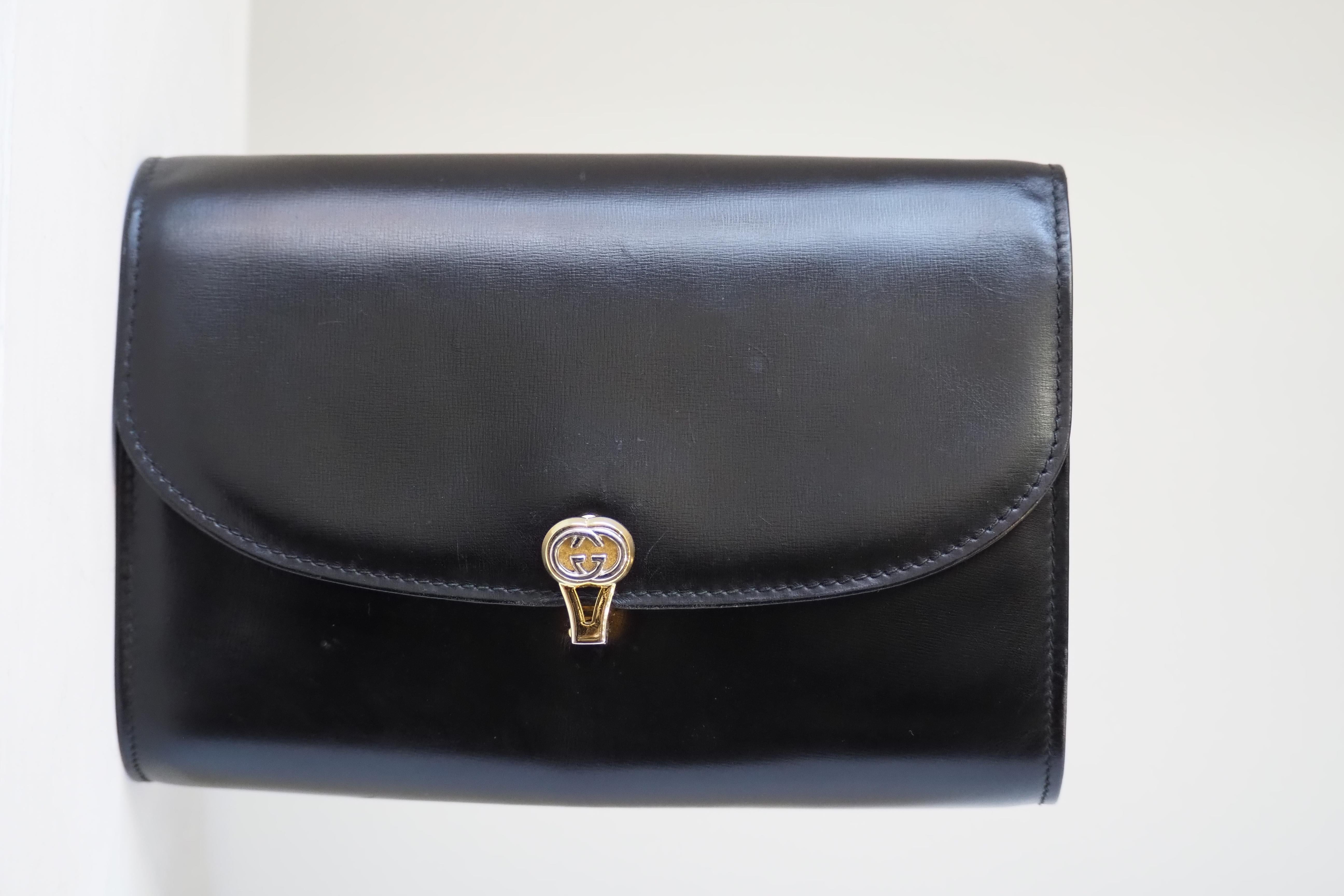 1980S Gucci sac à bandoulière en cuir noir et métal doré Unisexe en vente
