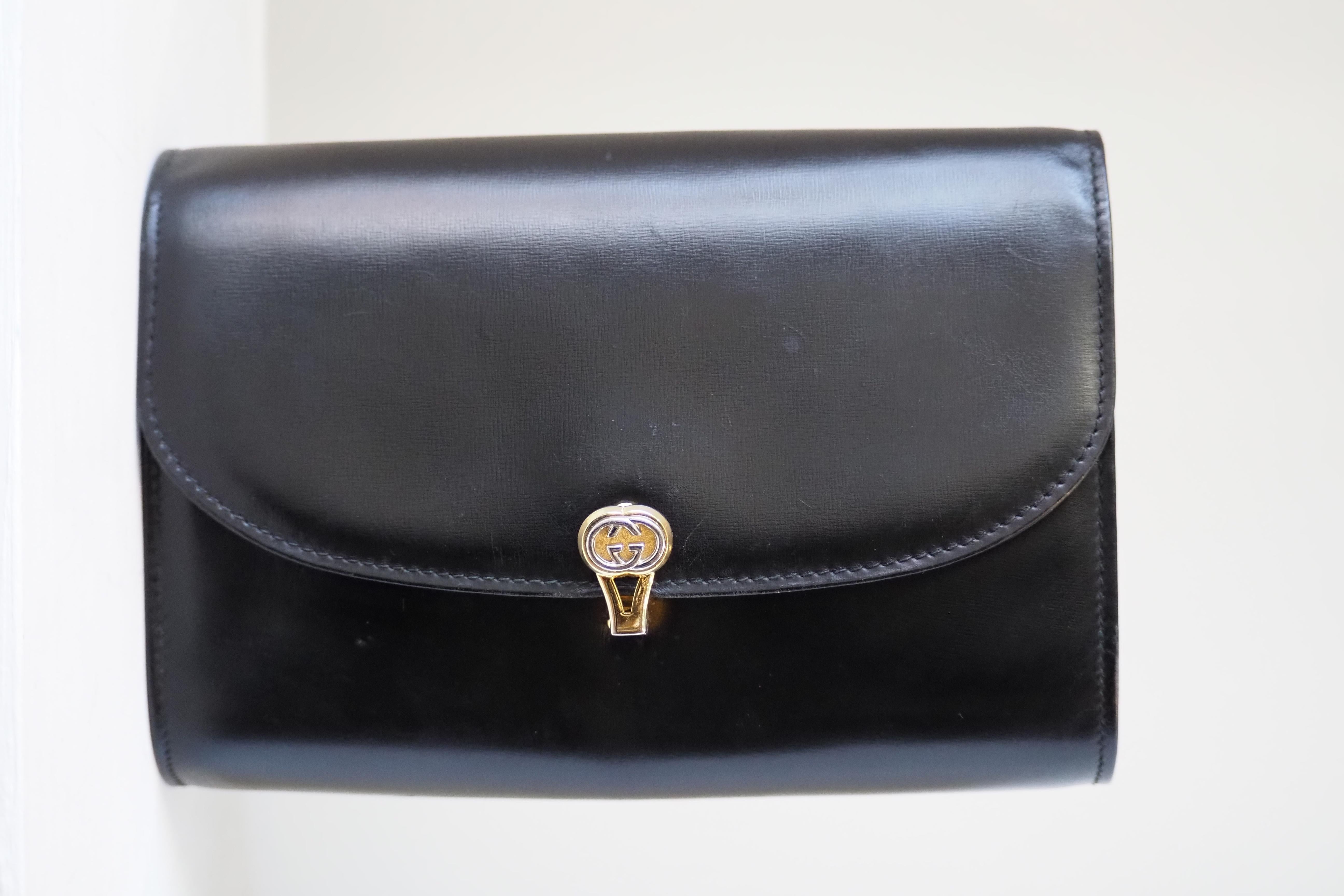 1980S Gucci sac à bandoulière en cuir noir et métal doré en vente 1