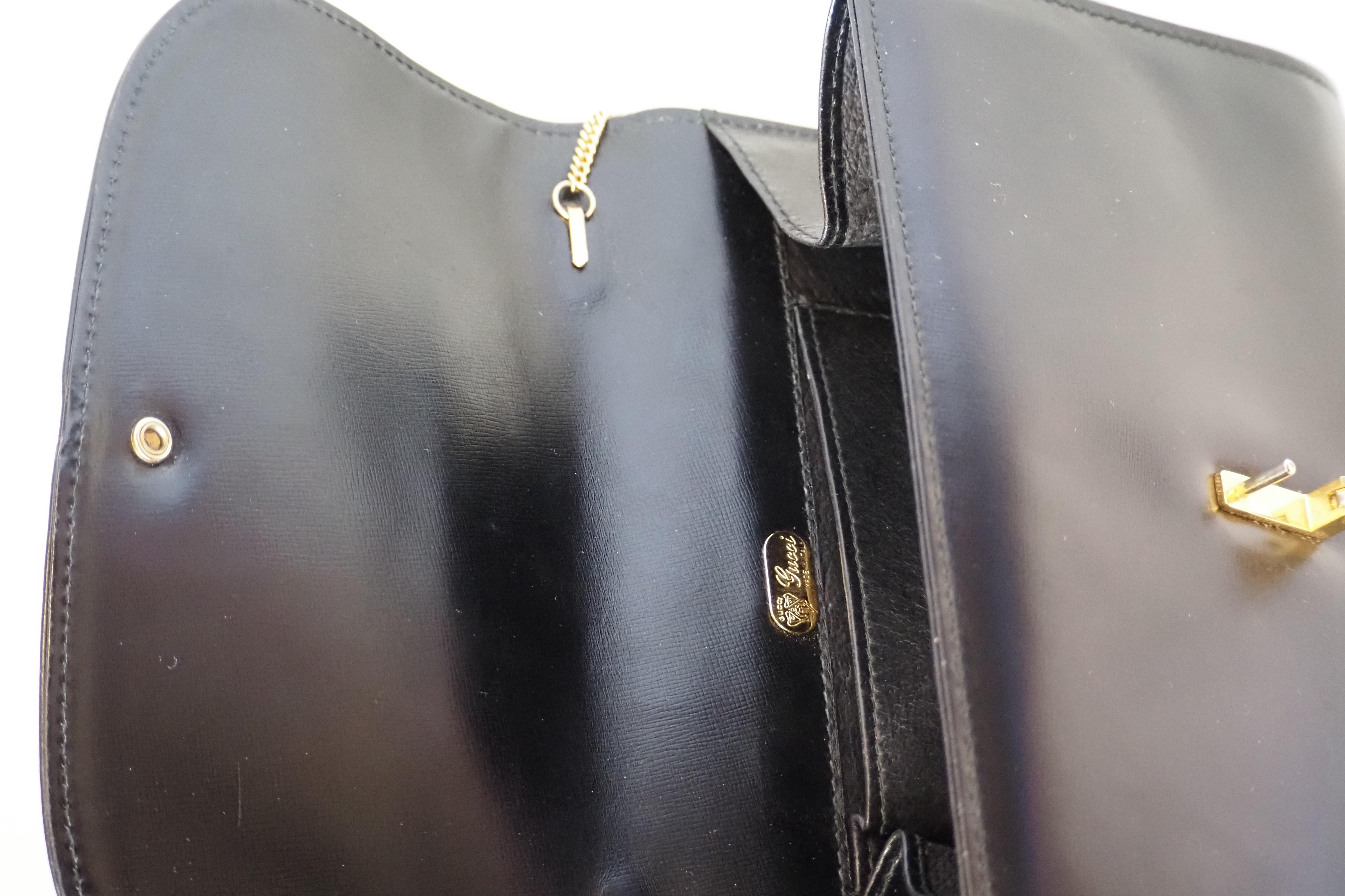 1980S Gucci sac à bandoulière en cuir noir et métal doré en vente 2