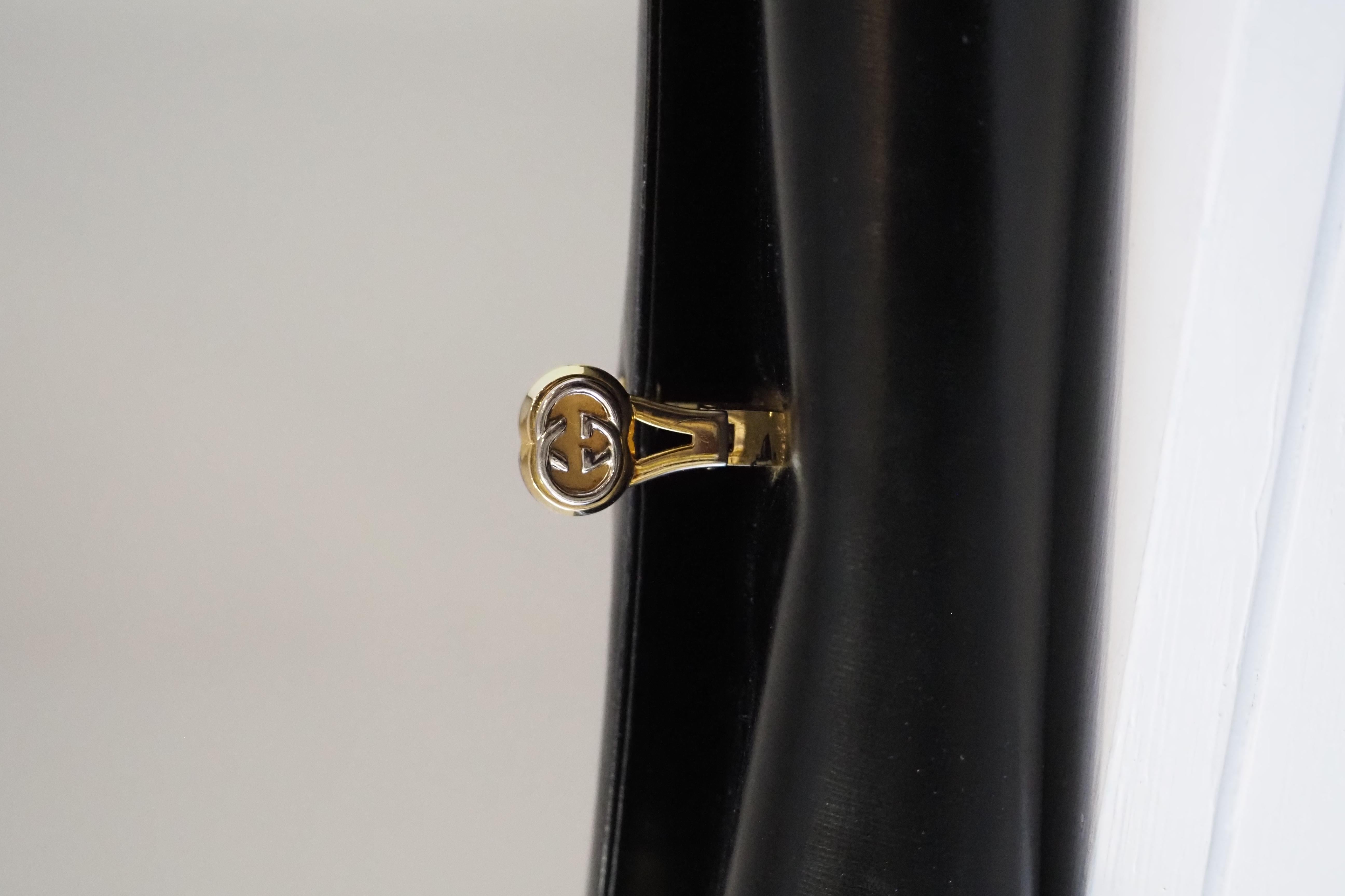 1980S Gucci sac à bandoulière en cuir noir et métal doré en vente 4