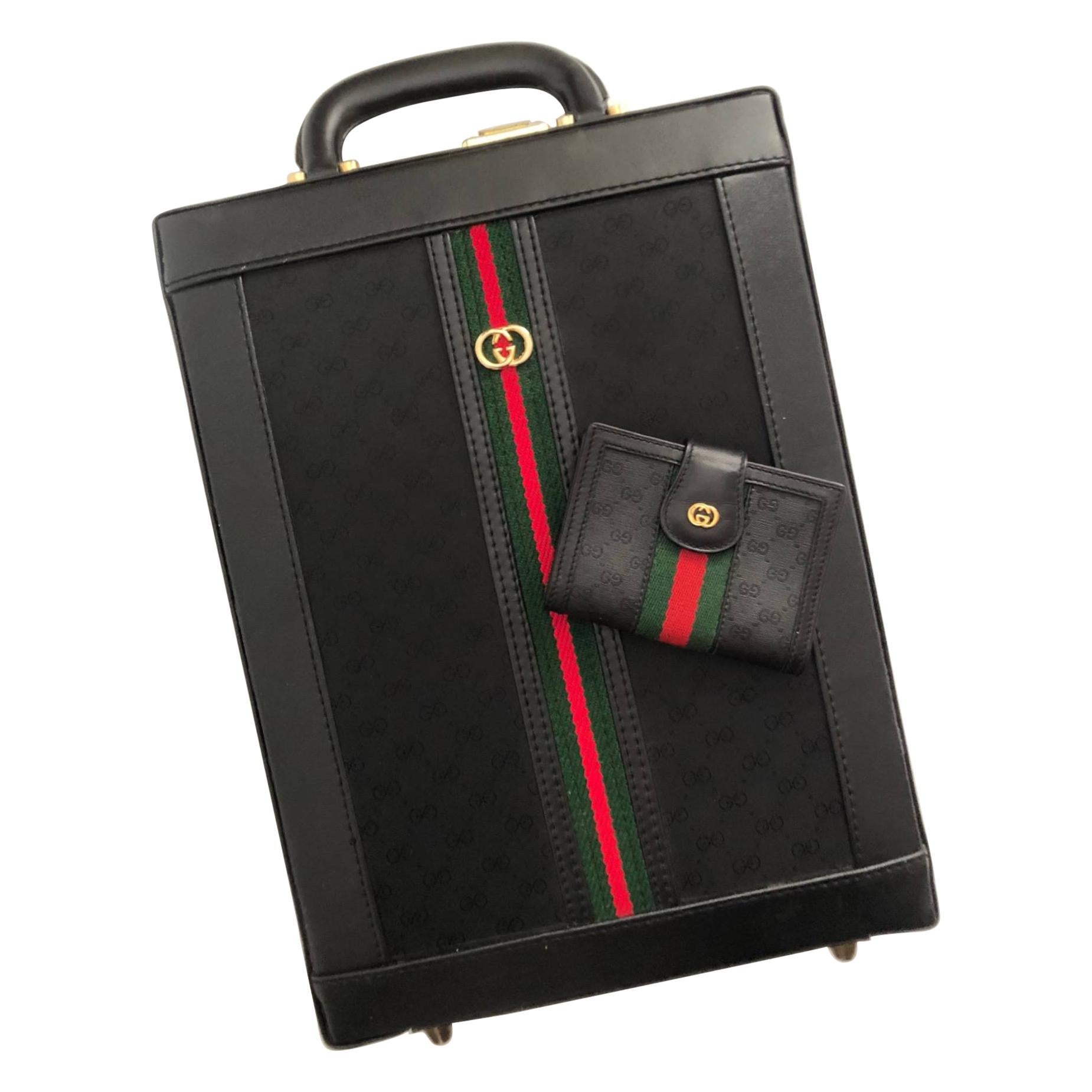 This is an amazing extremally rare find!
Gucci black monogram web stripe cloth leather vertical briefcase with matching mini wallet combo.

BRIEFCASE: This is the most incredible GUCCI piece! Its a black leather portrait briefcase from the 1980’s