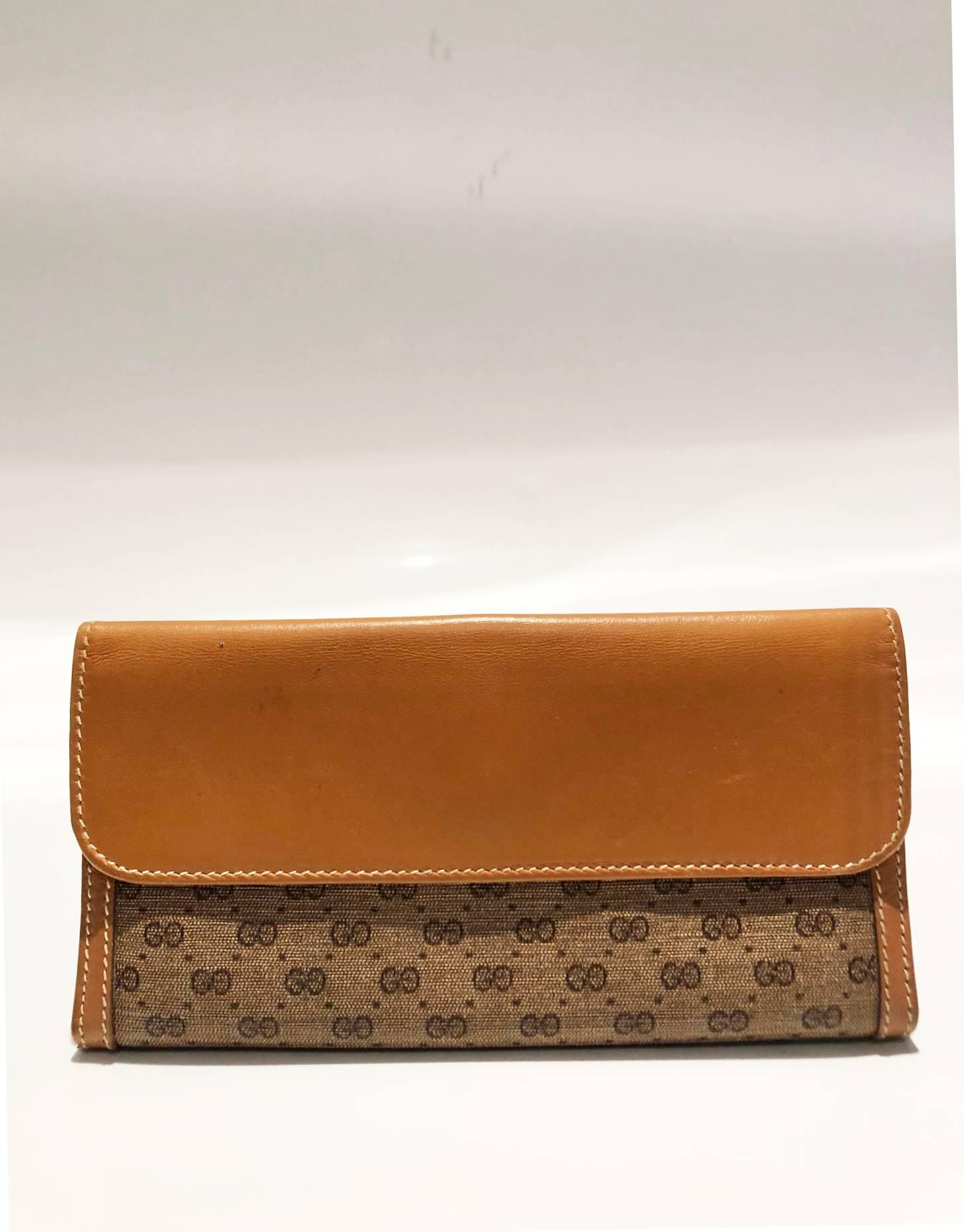 Gucci brown monogram envelope wallet, gold tone metal GG logo clutch closure, various internal compartment, envelope shaped compartment at the back. metal logo badge, made in Italy 

Condition: 1980s, vintage like new 
Dimensions: 18x10x3cm 

FREE