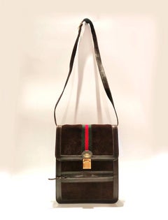 1980er Jahre Gucci Sherry braun Wildleder Logo Klappe über Schulter grün rot Web-Streifen Tasche