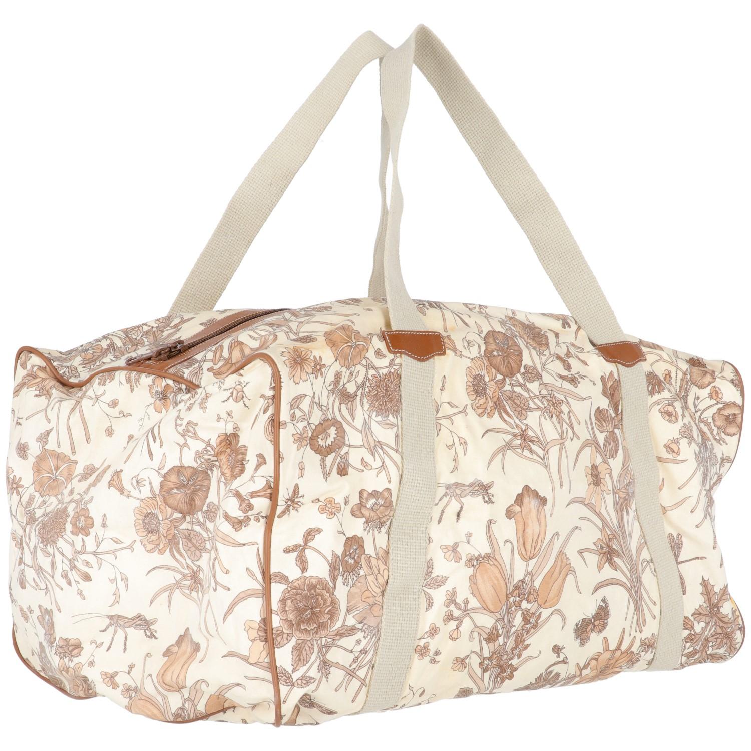 The Gucci beige canvas duffle bag features a brown and beige flora and fauna print, with zip fastening, outer side zipped pocket, ivory lining and gold-tone branded inner tag.
The item shows stains and signs of wear at lining and on the canvas, as
