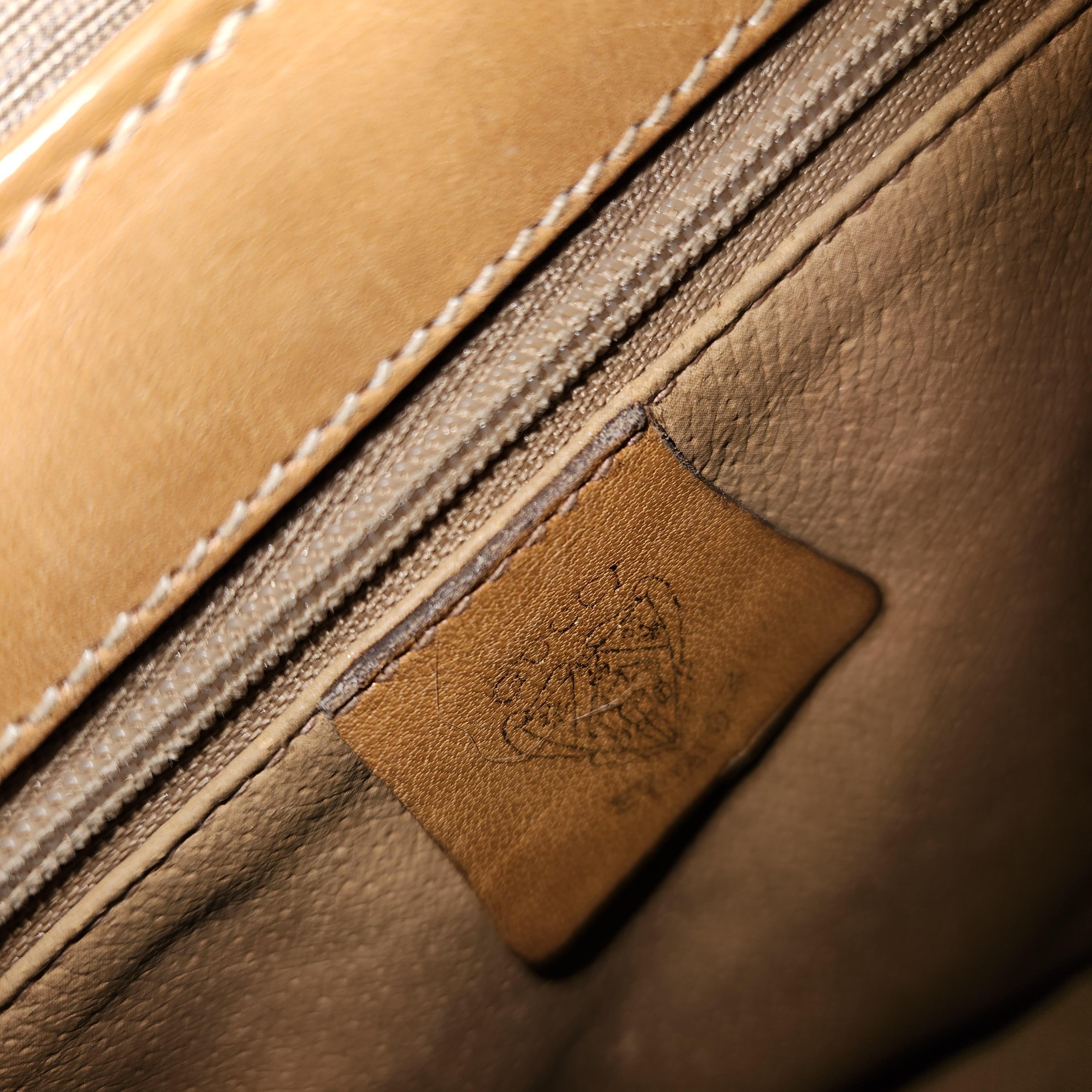 1980s Gucci GG Tan Leather Crossbody Shoulder Bag For Sale 5