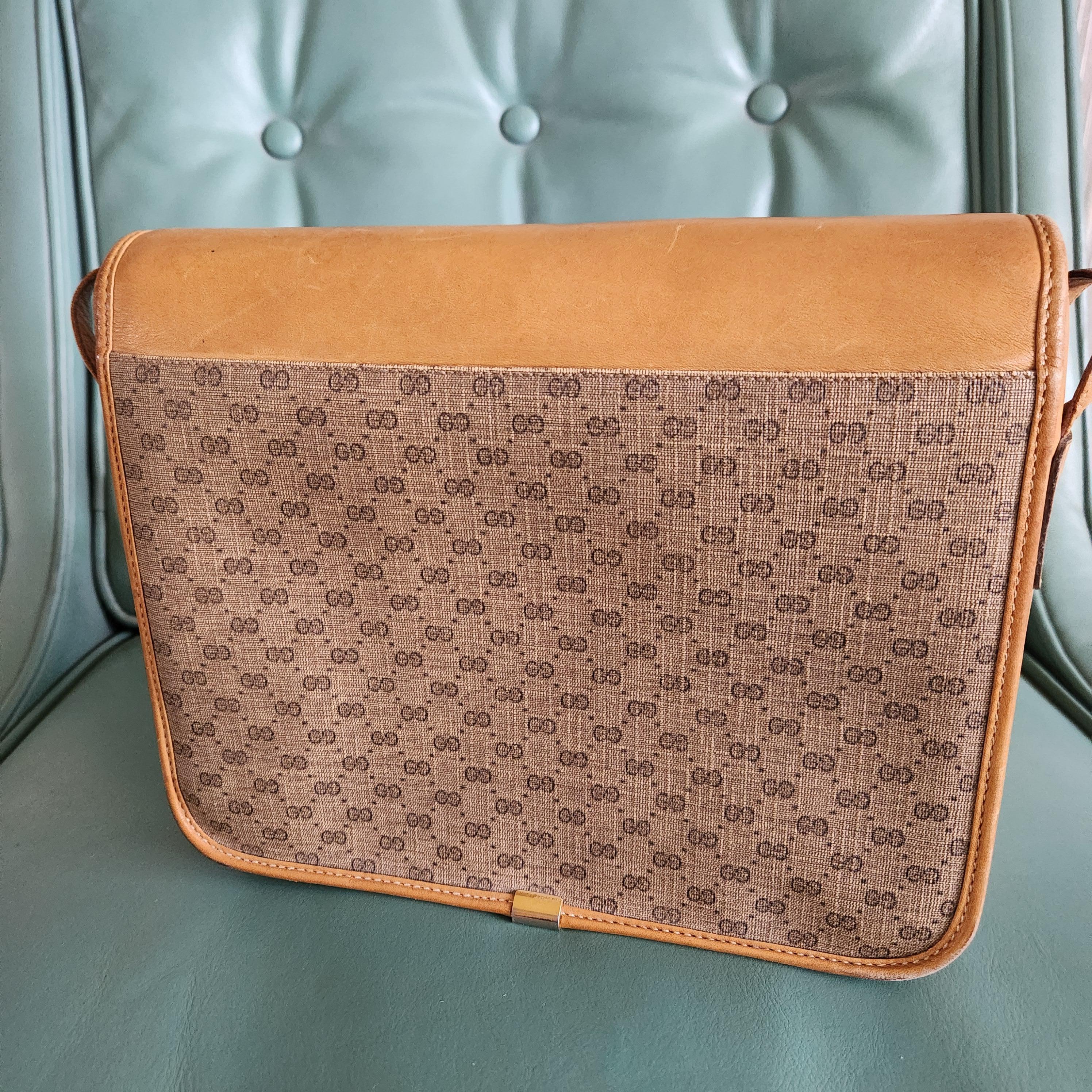 1980s Gucci GG Tan Leather Crossbody Shoulder Bag In Good Condition For Sale In Chula Vista, CA