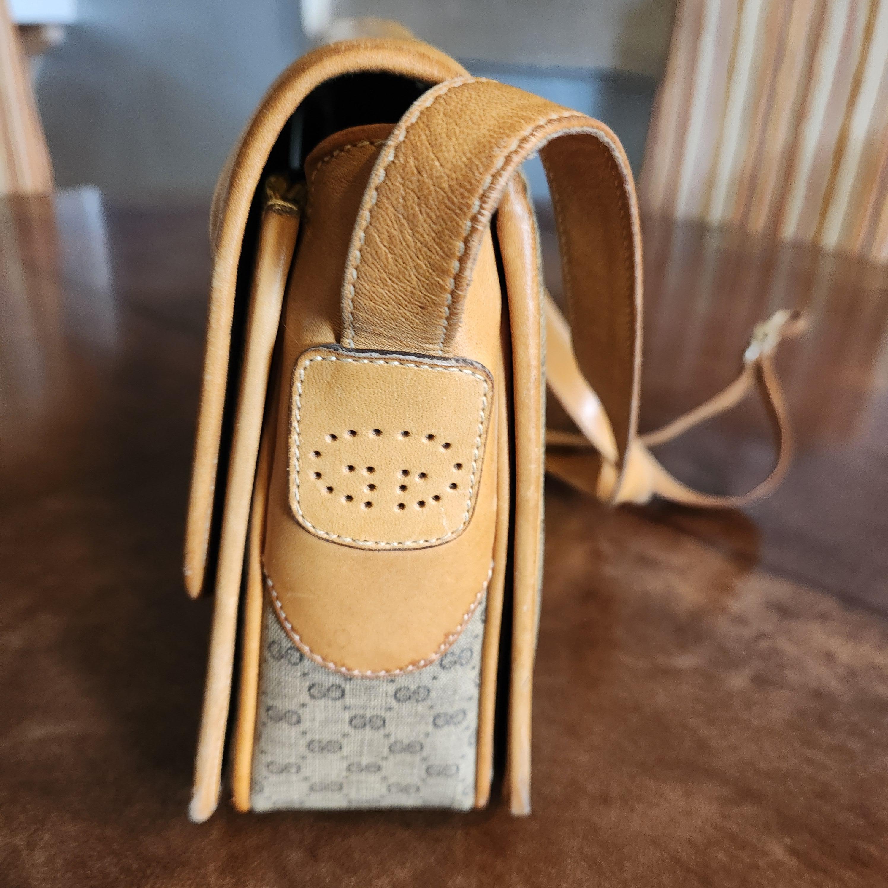 1980s Gucci GG Tan Leather Crossbody Shoulder Bag For Sale 1