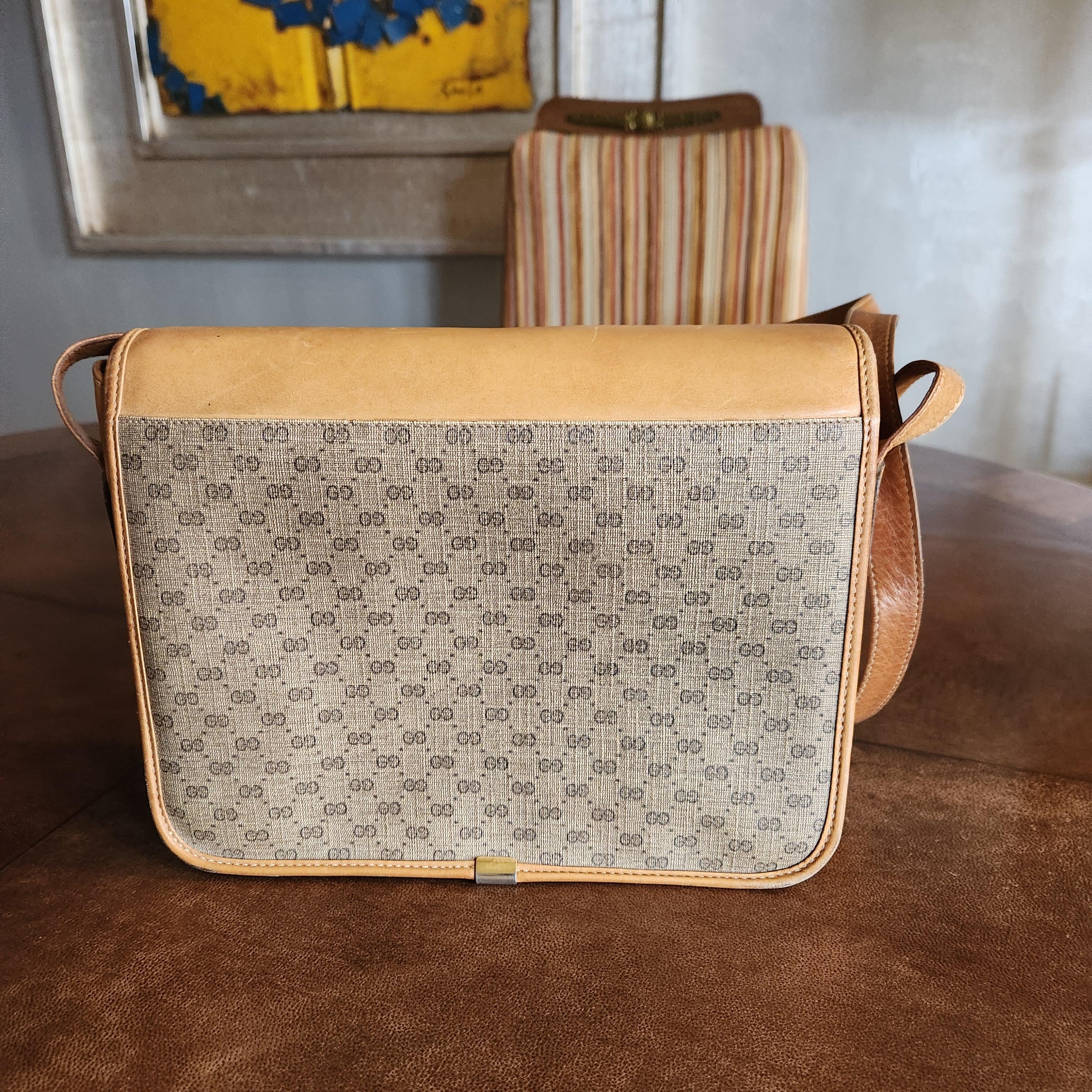 1980s Gucci GG Tan Leather Crossbody Shoulder Bag For Sale 2