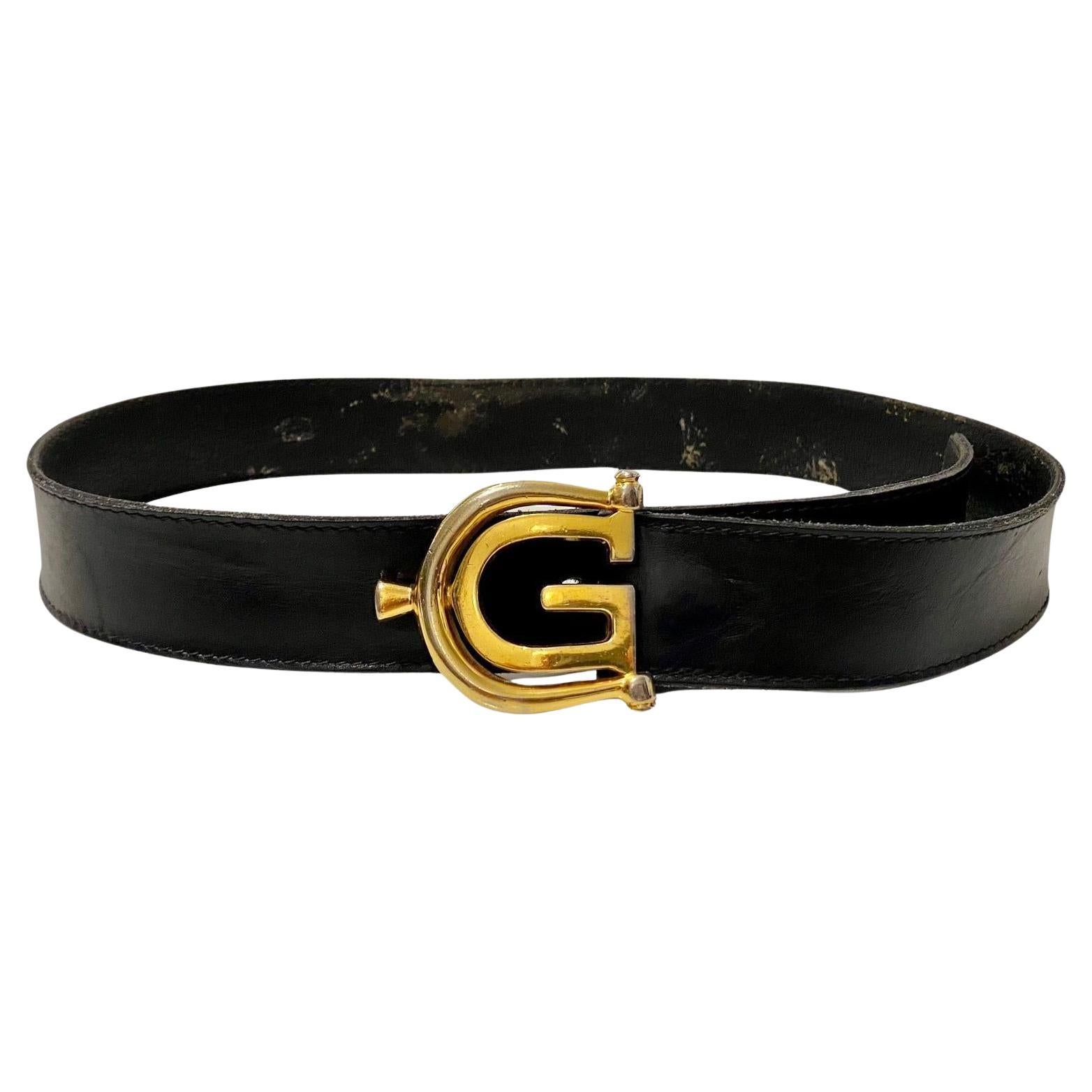 Dieser elegante schwarze Ledergürtel von Gucci wurde in Italien gefertigt und ist mit einer goldfarbenen GG-Metallschnalle verziert.

Zustand: Vintage, 1980er Jahre, insgesamt gut, minimale Gebrauchsspuren 

Abmessungen: 85x4cm - 33x1.6in 

Größe: 70