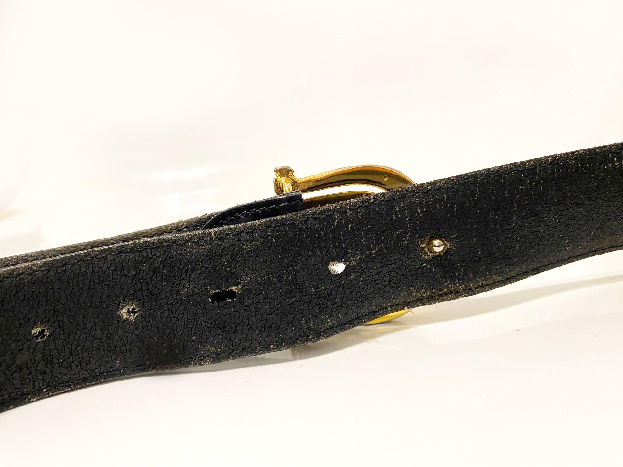 Women's or Men's 1980s Gucci Gold Metal Buckle Black Leather Belt  For Sale