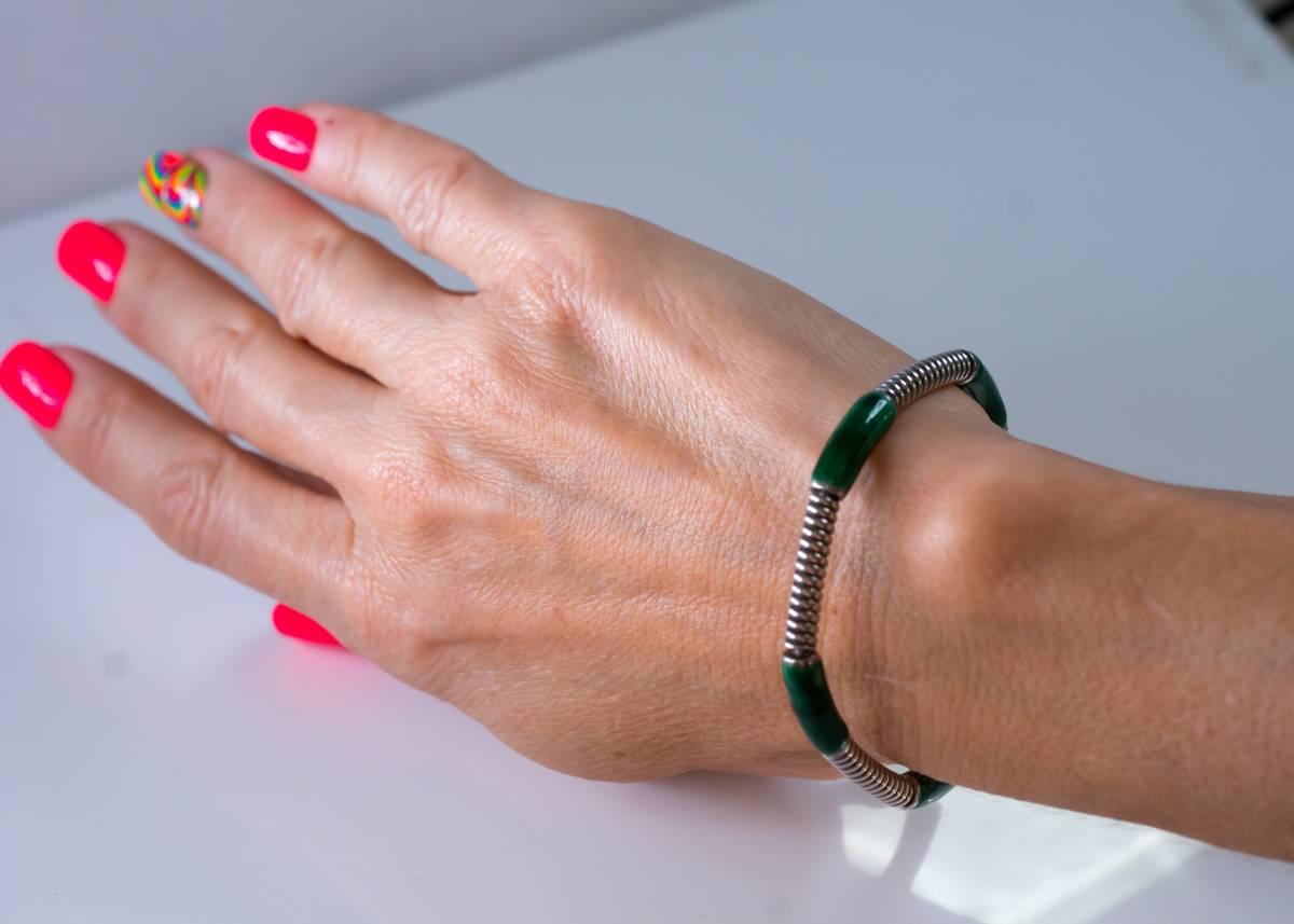1980s Gucci Green Enamel Sterling Silver Bangle Bracelet In Good Condition In Hicksville, NY