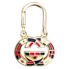 Llavero de metal esmaltado multicolor con la G entrelazada de Gucci de los años 80