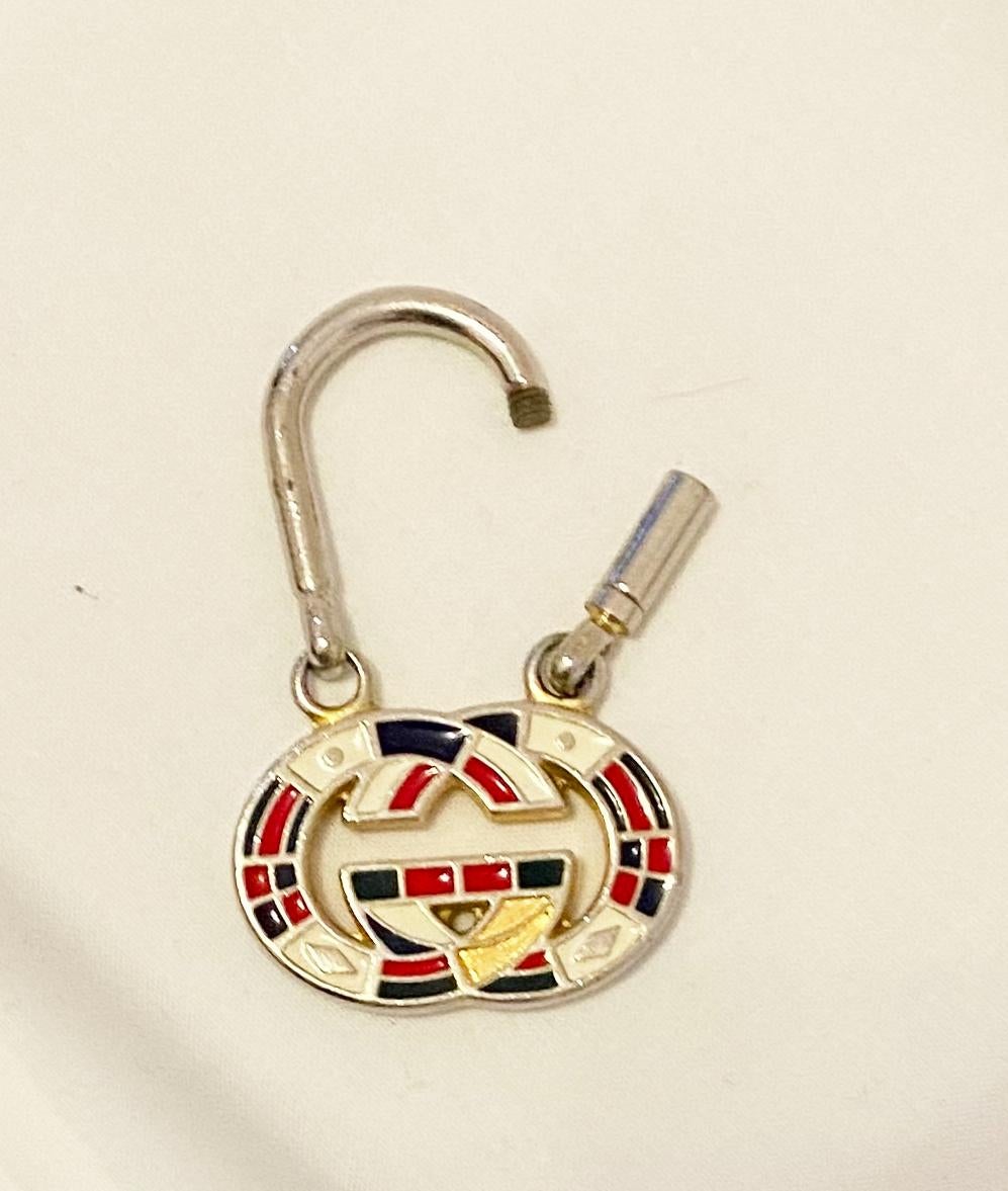 1980er Gucci Interlocking G Metall Multicolor Emaille Schlüsselanhänger (Beige) im Angebot
