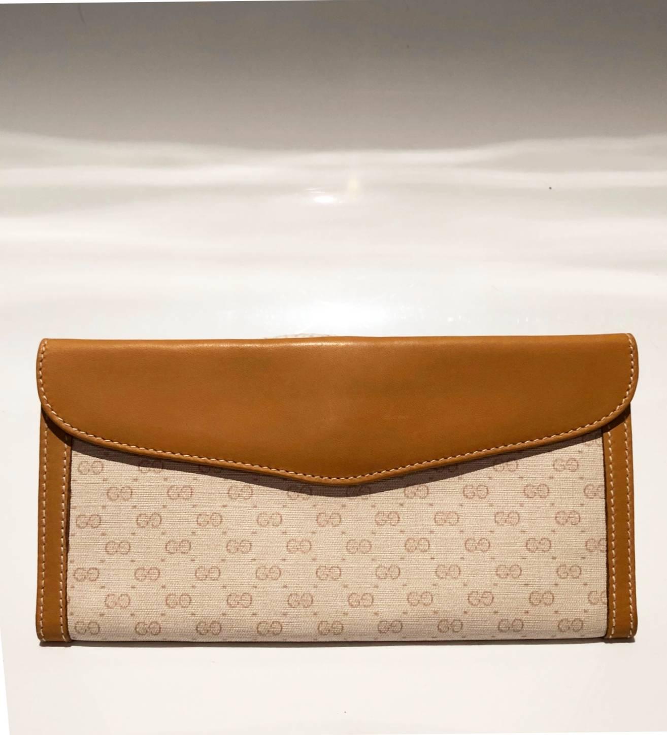 This is a rare Gucci interlocking logo clutch monogram wallet, tan leather and gold-ware, internal compartments and back pocket for coins
Condition: vintage, 1980s, never worn, in excellent condition, gold-ware in very good shiny condition, no