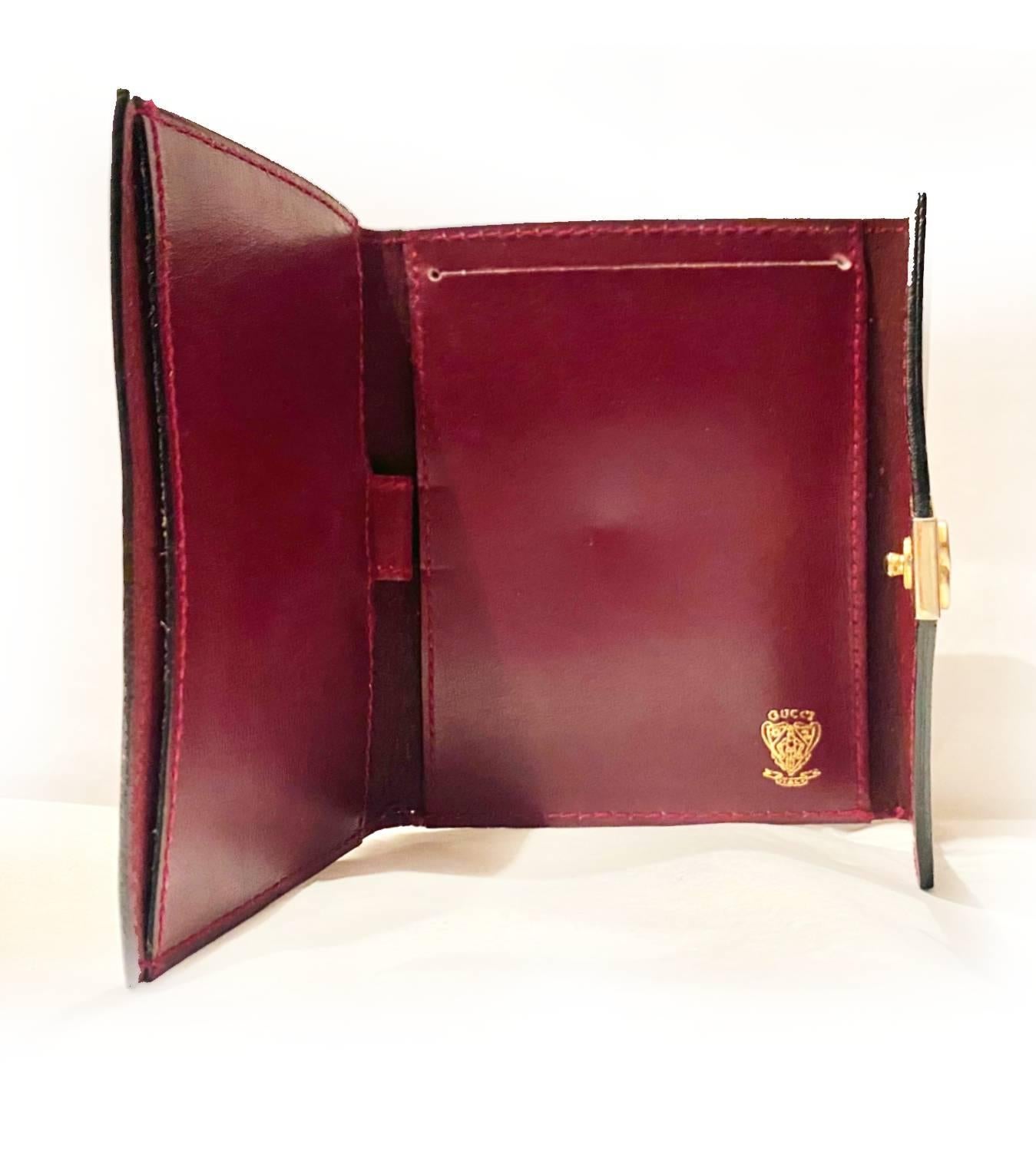 This is a lovely little vintage Gucci Notepad/notebook holder, made of a creamy soft burgundy, Logo clutch closure in gold-tone metal
A timeless piece of Italian craftsmanship, perfect for the aspiring professional or creative individual. Enjoy the