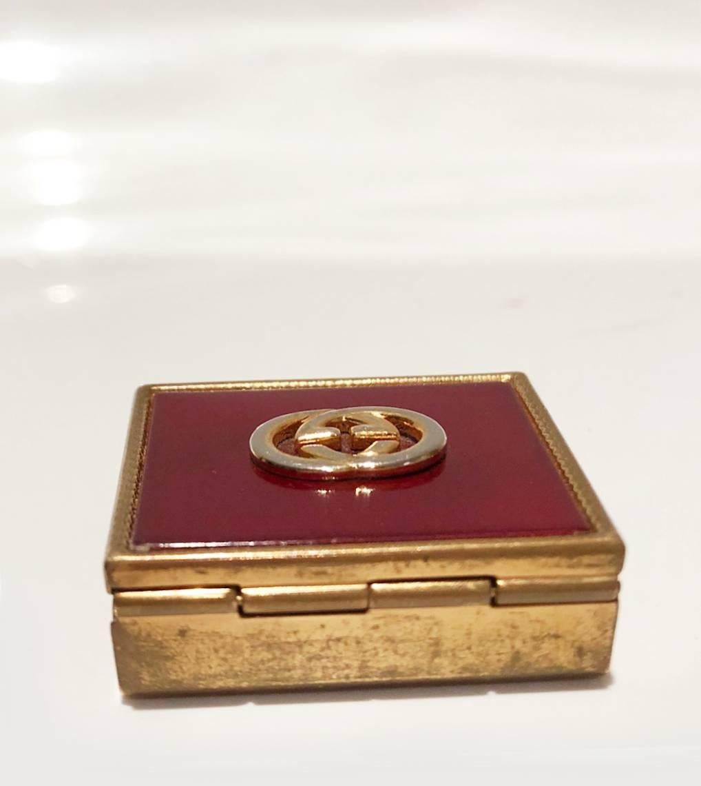 1980s GUCCI Logo Square Lidded Red and Gold Tone Metal Pocket Ashtray Pill box In Good Condition In London, GB