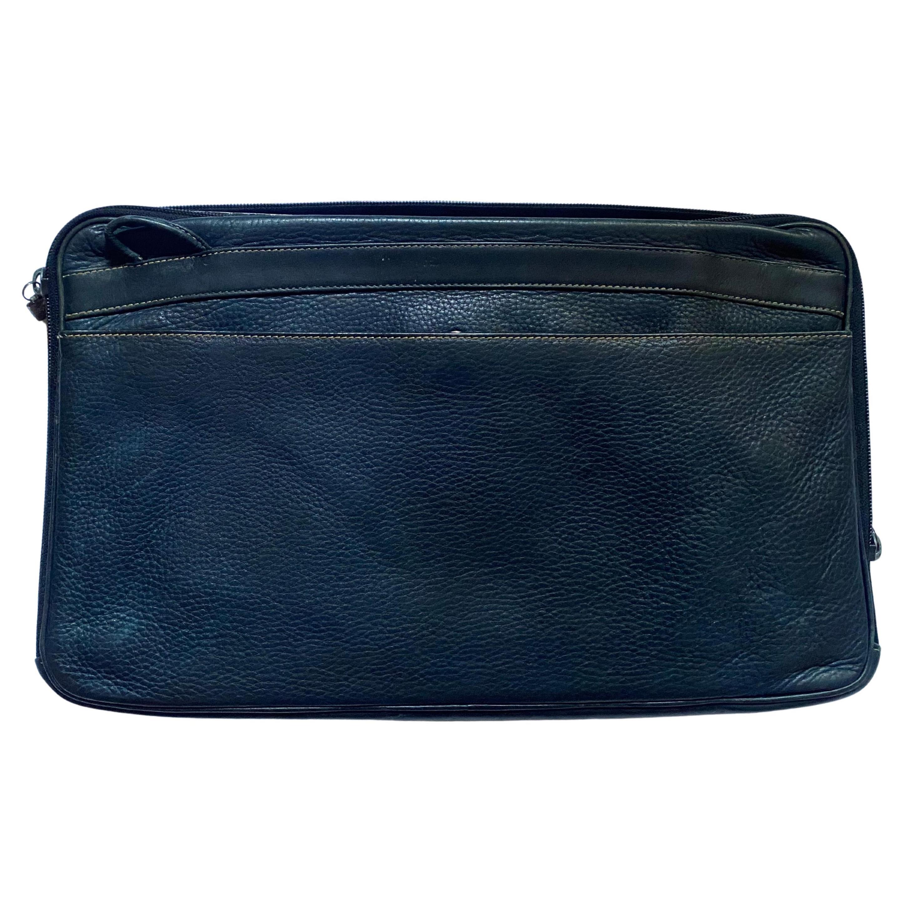 Bolso Maletín Multifuncional de Piel Azul Marino con Cremallera Gucci de los años 80, logotipo frontal, doble funda frontal con cremallera, gran compartimento con cremallera, colgantes plateados con cremallera, Made in Italy 

Dimensiones: 35x24x3cm