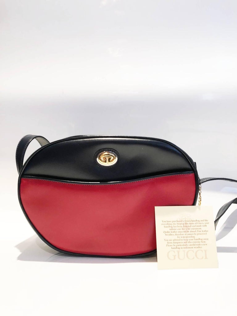 FREE and WORLDWIDE DELIVERY 

Elegant shoulder bag from Gucci, shiny navy blue and red leather, front pocket, metal GG logo at the front, top zipped closure with GG gold tone metal charm, long adjustable shoulder strap, interior in navy blue