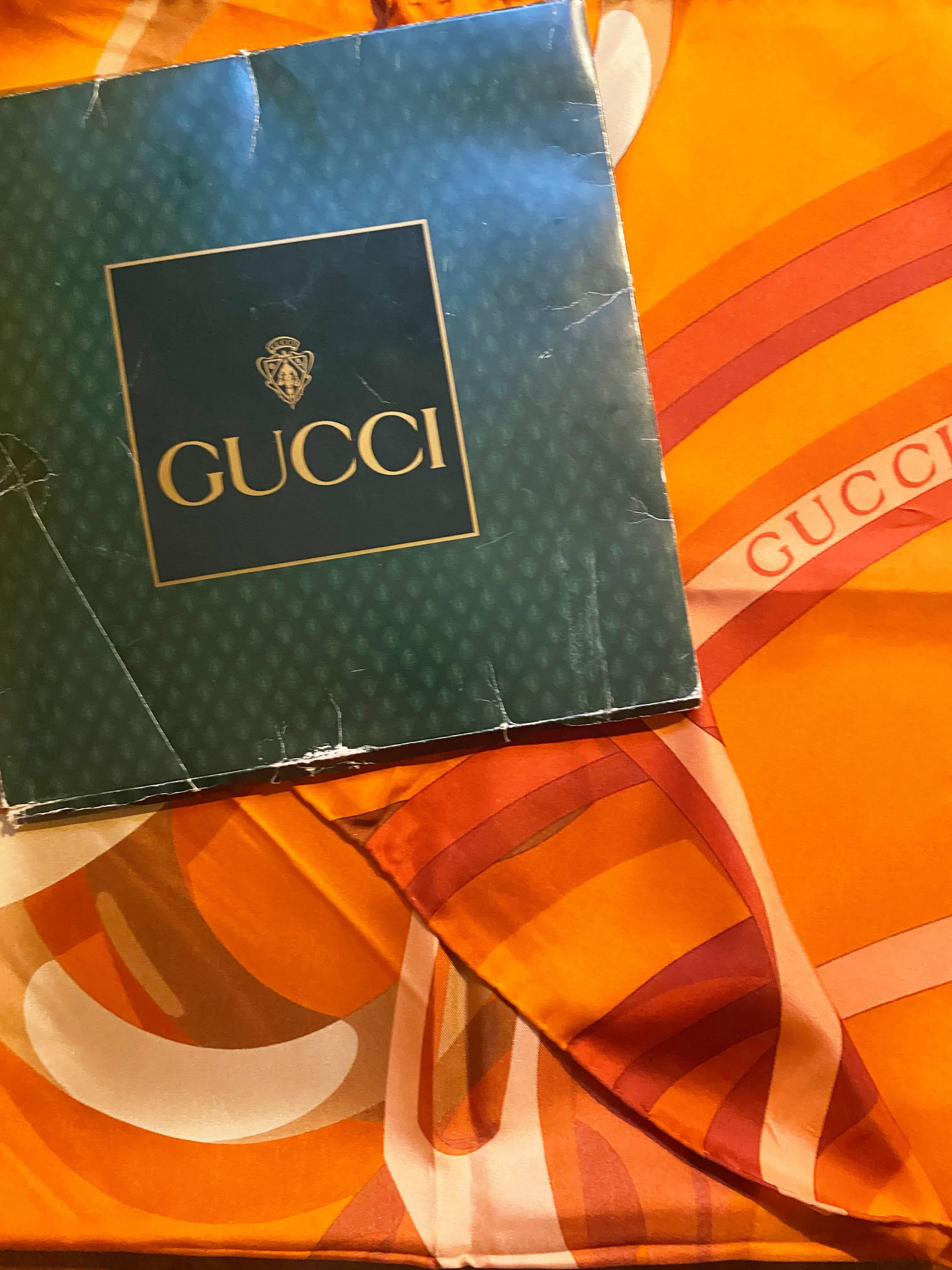 1980er Gucci Orange Gold Horsebit Seidenschal im Angebot 1