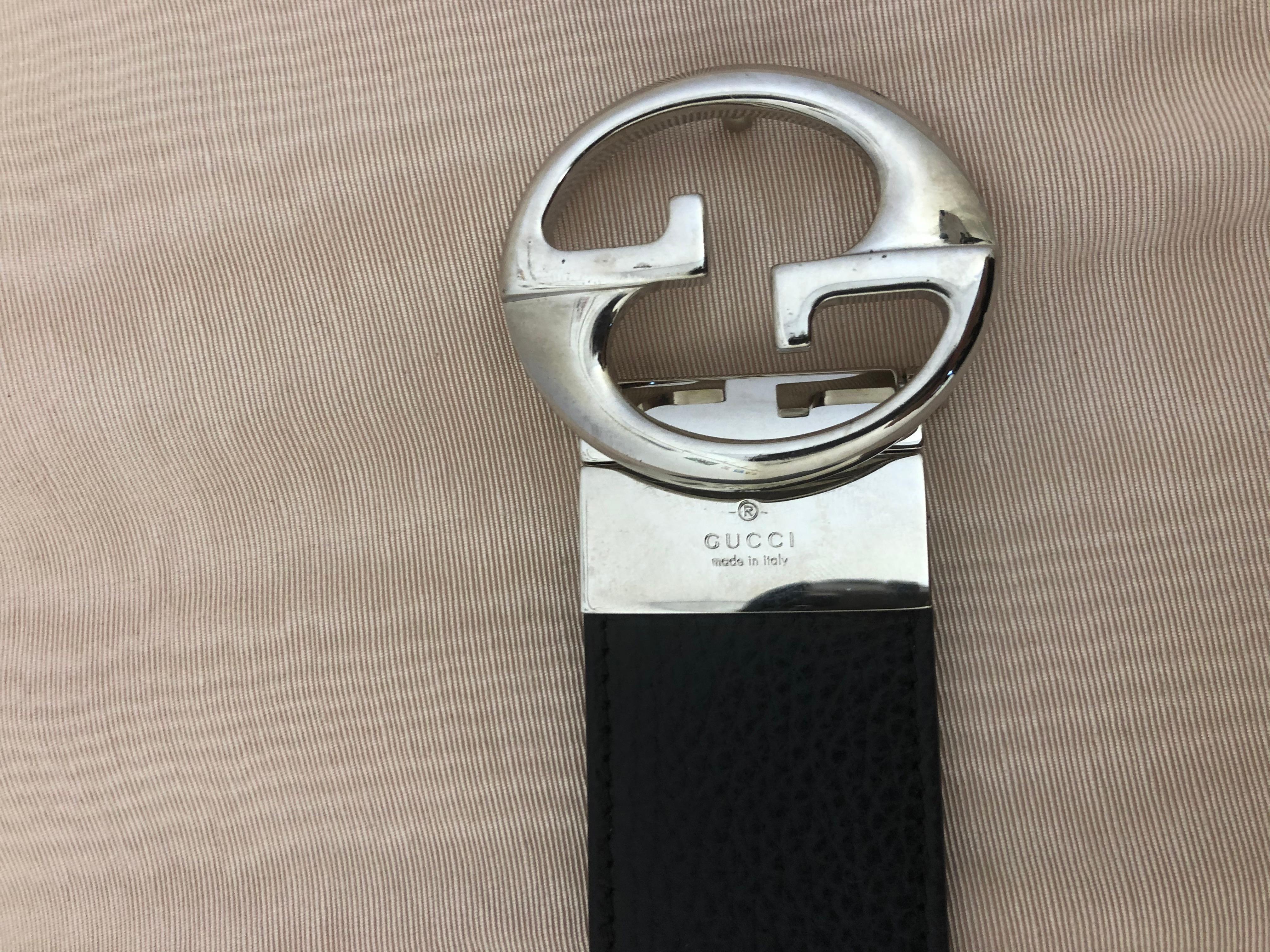 Magnificent, as new, 1980s Gucci reversible calf leather belt in black and navy. The leather is pebbled and features a silver interlocking GG logo, and two loops. The length has been measured excluding the buckle and silver plate.

This belt can be