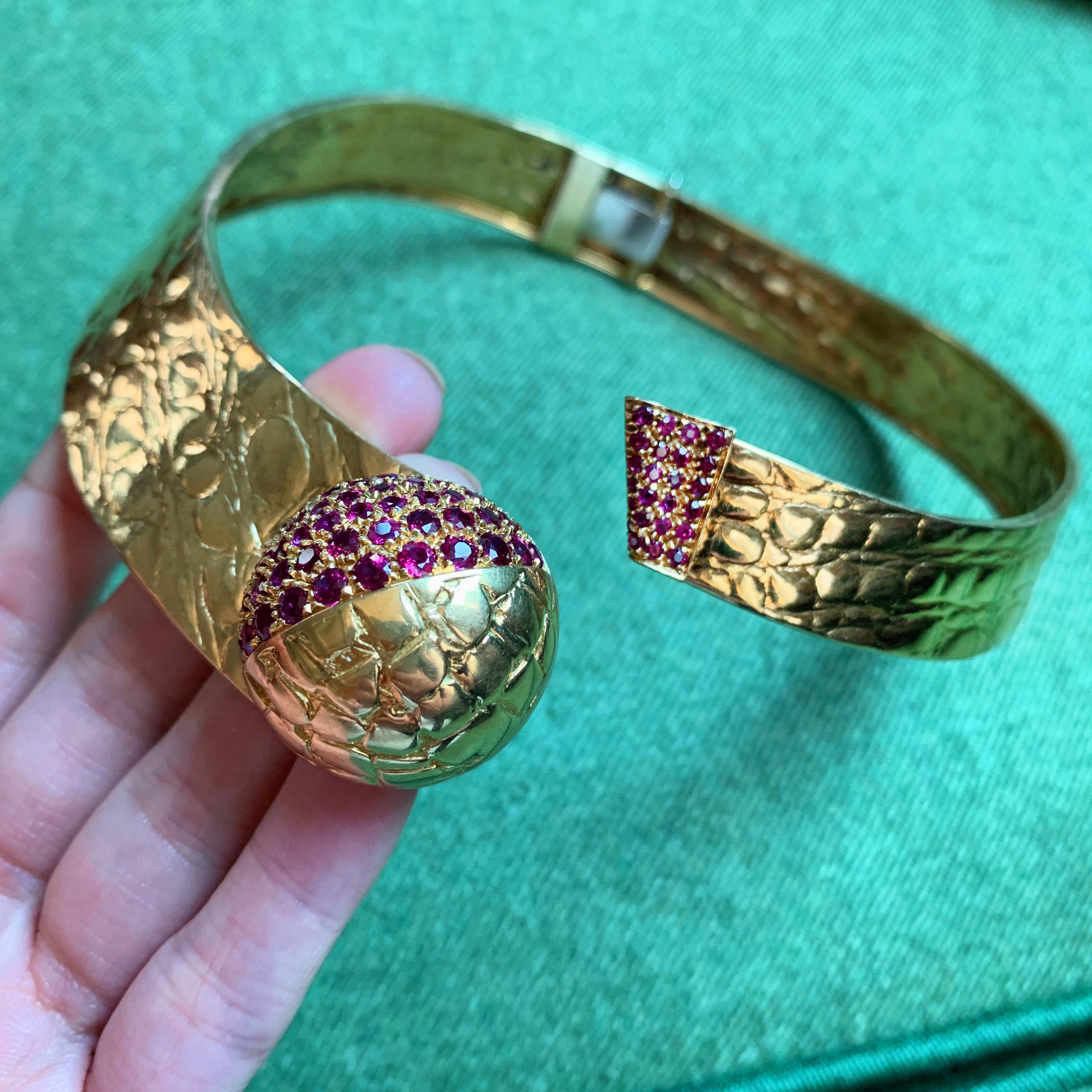 Modern 1980s Gucci Ruby and Gold Collar