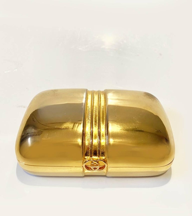 Gucci Sherry Line Gold Tone Metal Box suitable for multiple use such as travel soap case, pill box and jewelry case, gold tone solid metal, GG logo front clutch closure, Sherry Line motif, Gucci signature

Condition: 1980s, vintage, very good, shoes