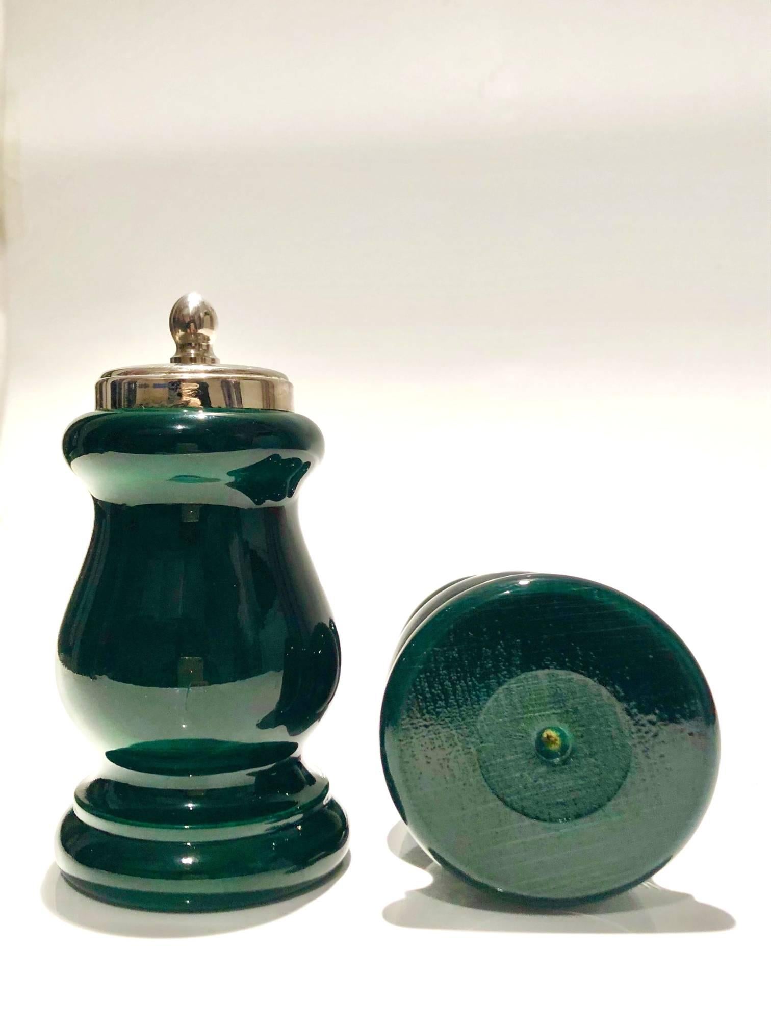 Gucci Home decor, Silver tone and Green lacquered finish wood salt shakers, green malachite colour, Gucci logo engraved on both lids, light weighted. 

Condition: very good, vintage piece from the 1980's, all in order 
Measurements: 