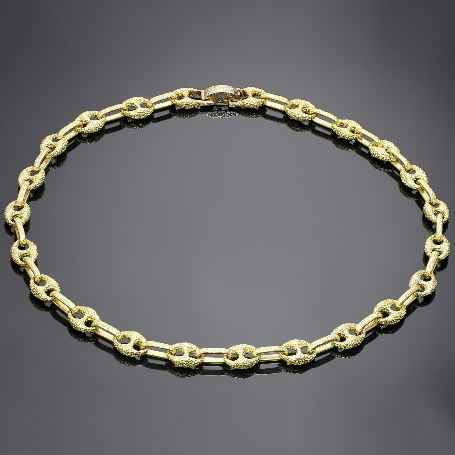 This iconic vintage Gucci necklace feature a chic link chain design crafted in 18k textured yellow gold. Made in Italy circa 1980s. Measurements: 0.31