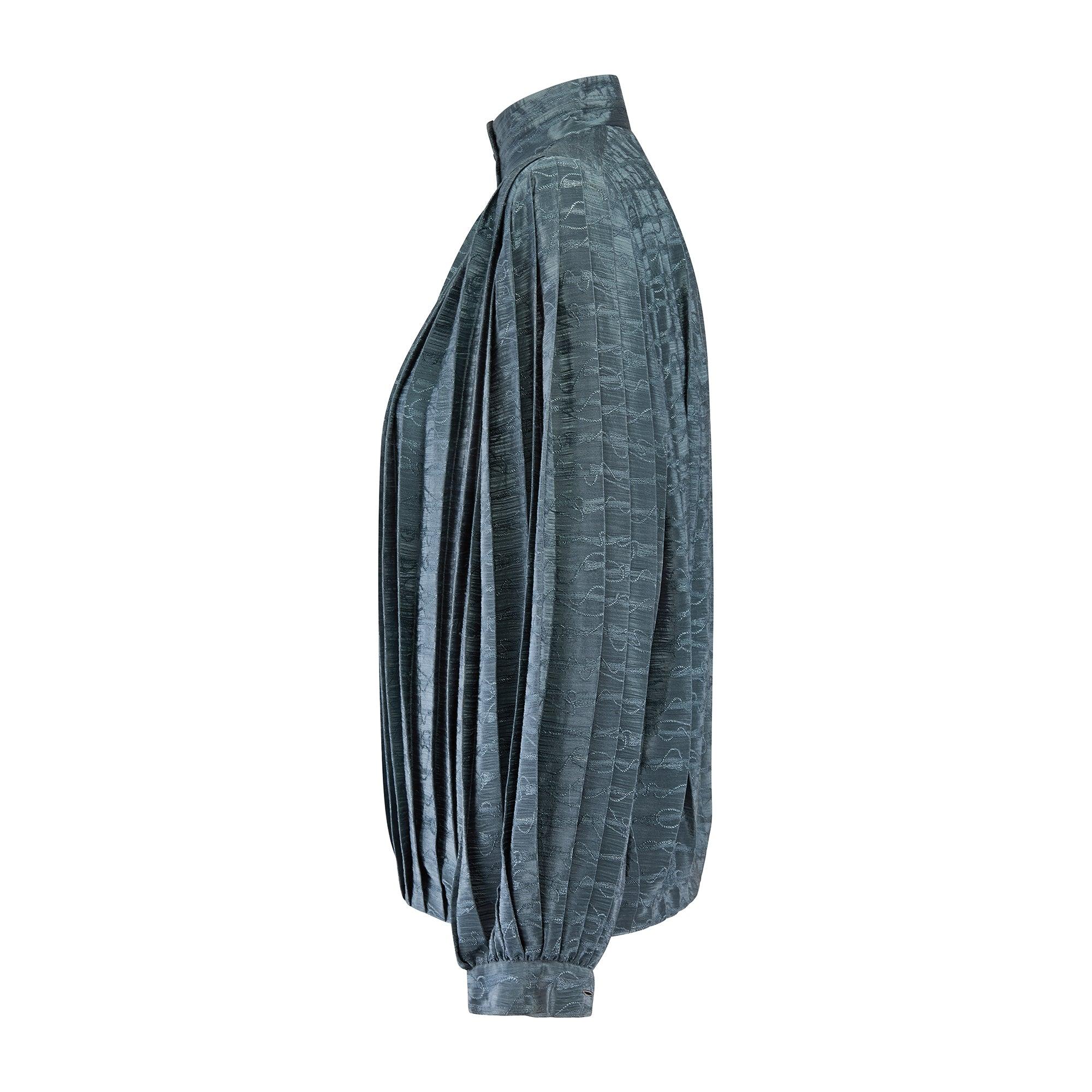 Questa eccezionale camicia di seta verde acqua di Gucci degli anni '80 risale al periodo d'oro della famiglia Gucci nella gestione del super marchio di moda italiano. Realizzato in seta jacquard, è intessuto con un motivo di morsi di cavallo e corda