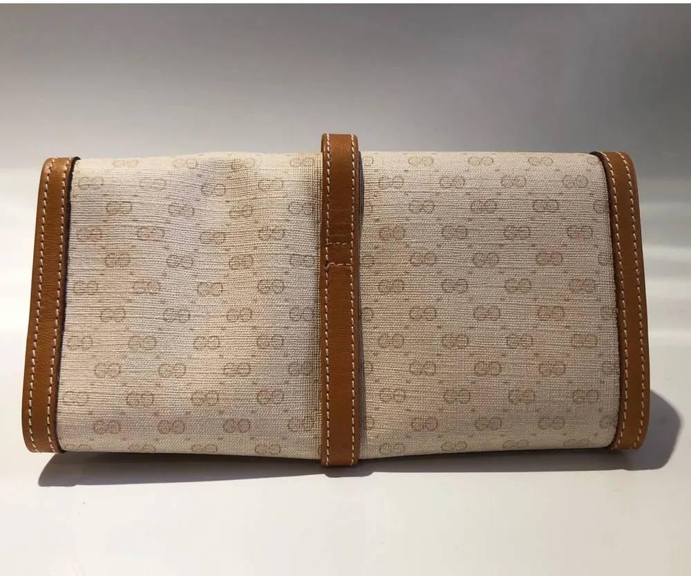 This is a rare Gucci jewellery / make up wrap handbag/purse, suede leather lining and 3 zipped pockets for rings or money and cards, comes with original box.

Measurements: 25x8x4cm 
Condition: vintage, 1970s/1980s, excellent 
