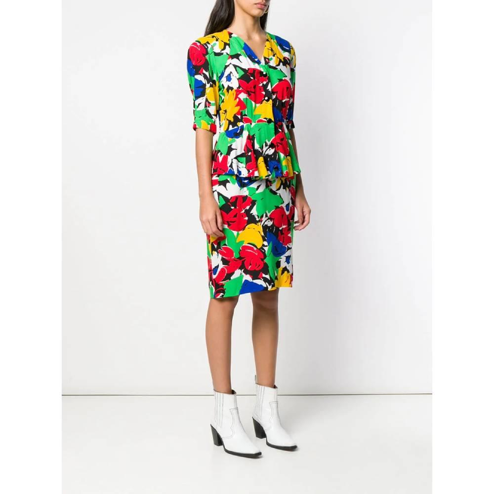 Guy Laroche viscose dress with abstract print in green, blue, yellow, black, white and red. Front closure with black buttons, flared at the waist. Half sleeves.

Size: 38 FR

Flat measurement
Height: 101 cm
Bust: 47 cm
Shoulder: 40 cm
Sleeve: 35