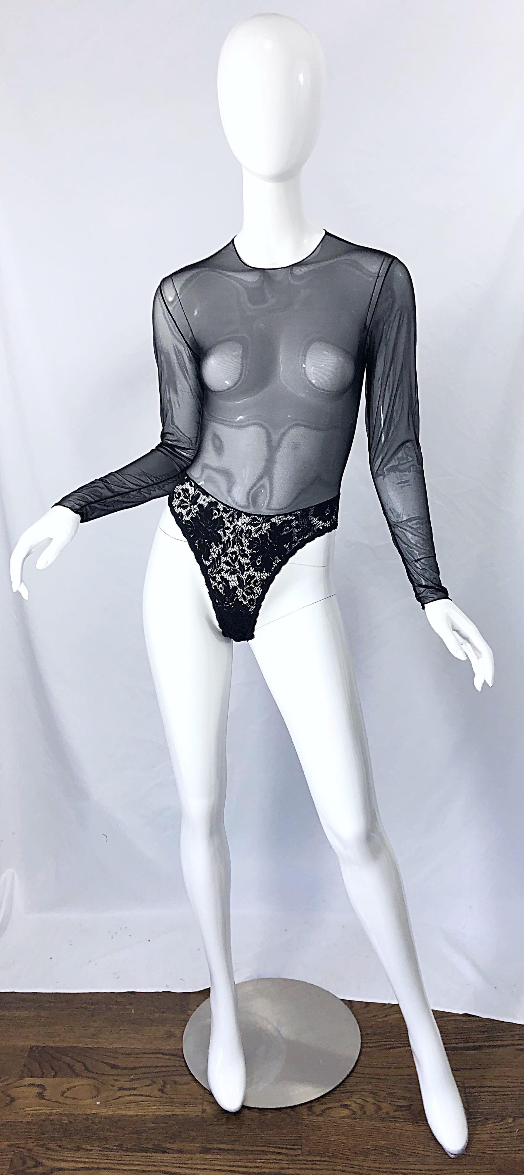 Sexy 80s GUY LAROCHE vintage schwarz durchsichtige lave ein Stück lange Ärmel Bodysuit ! Maßgeschneidertes Mieder aus Mesh mit Spitzenunterteil. Versteckte Druckknöpfe. Knopfverschluss in der oberen Rückenmitte. Reichlich dehnbar für eine Vielzahl