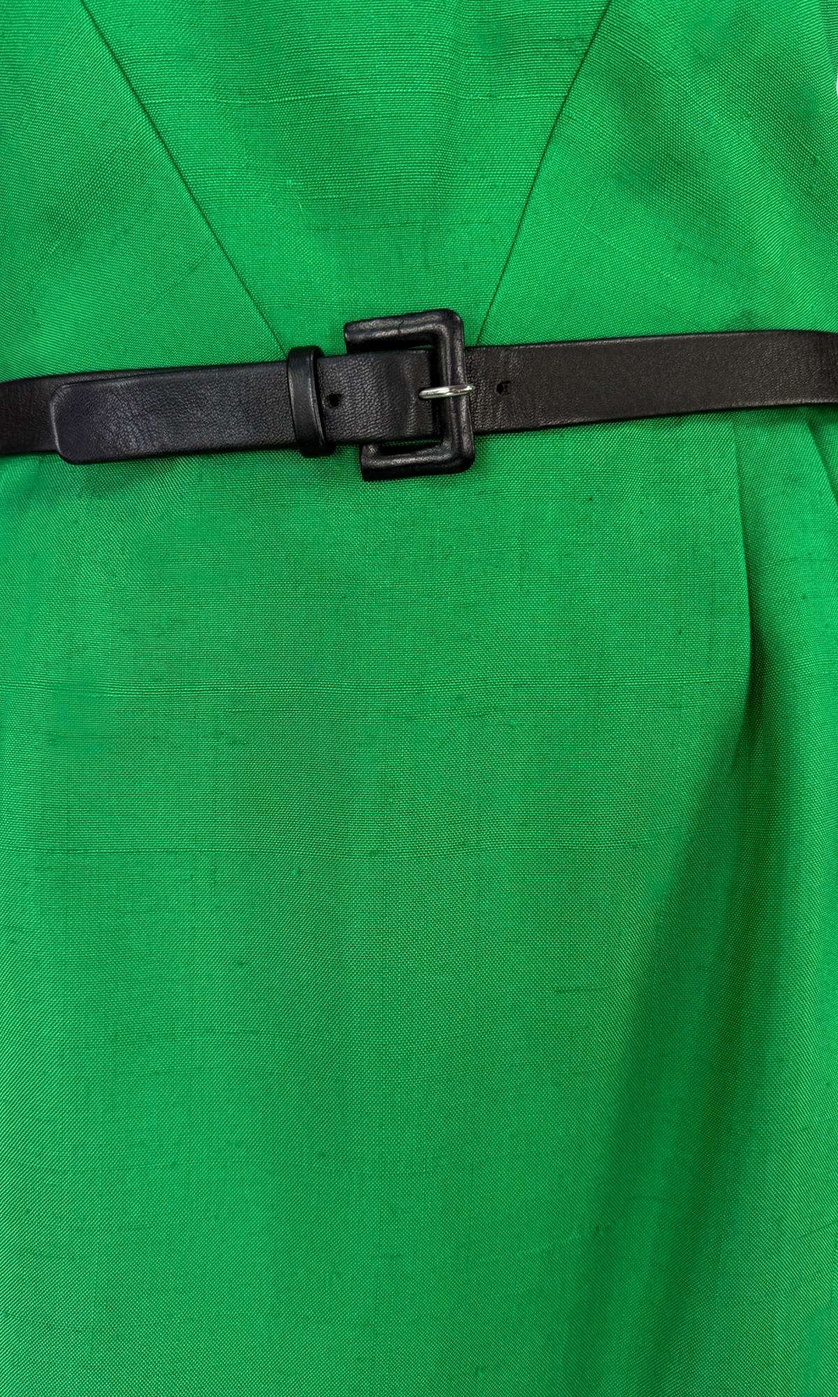 Este vestido de Alta Costura Guy Laroche sin tirantes está confeccionado en seda cruda de un verde vibrante, con un corpiño estructurado y un sutil plisado en la cintura. Una variación de este diseño apareció en la pasarela de Alta Costura