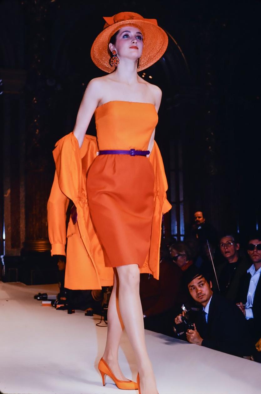 S/S 1989 Guy Laroche Haute Couture Vestido acampanado sin tirantes de seda verde con cinturón Verde en venta