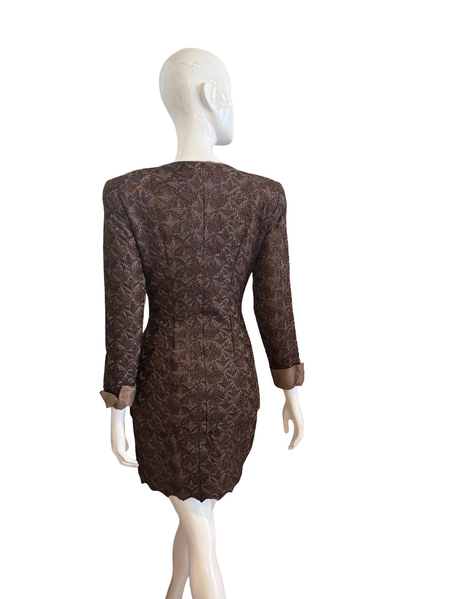 Wunderschöner Rockanzug von Guy Laroche Paris aus dunkelbraunem und violettem Brokatstoff mit violettem Metallfaden in einer Art Blattmuster.  Der Rock ist mit einem Spitzensaum versehen.  Der offene Kragen ist mit Rohseide gefüttert, die gefalteten