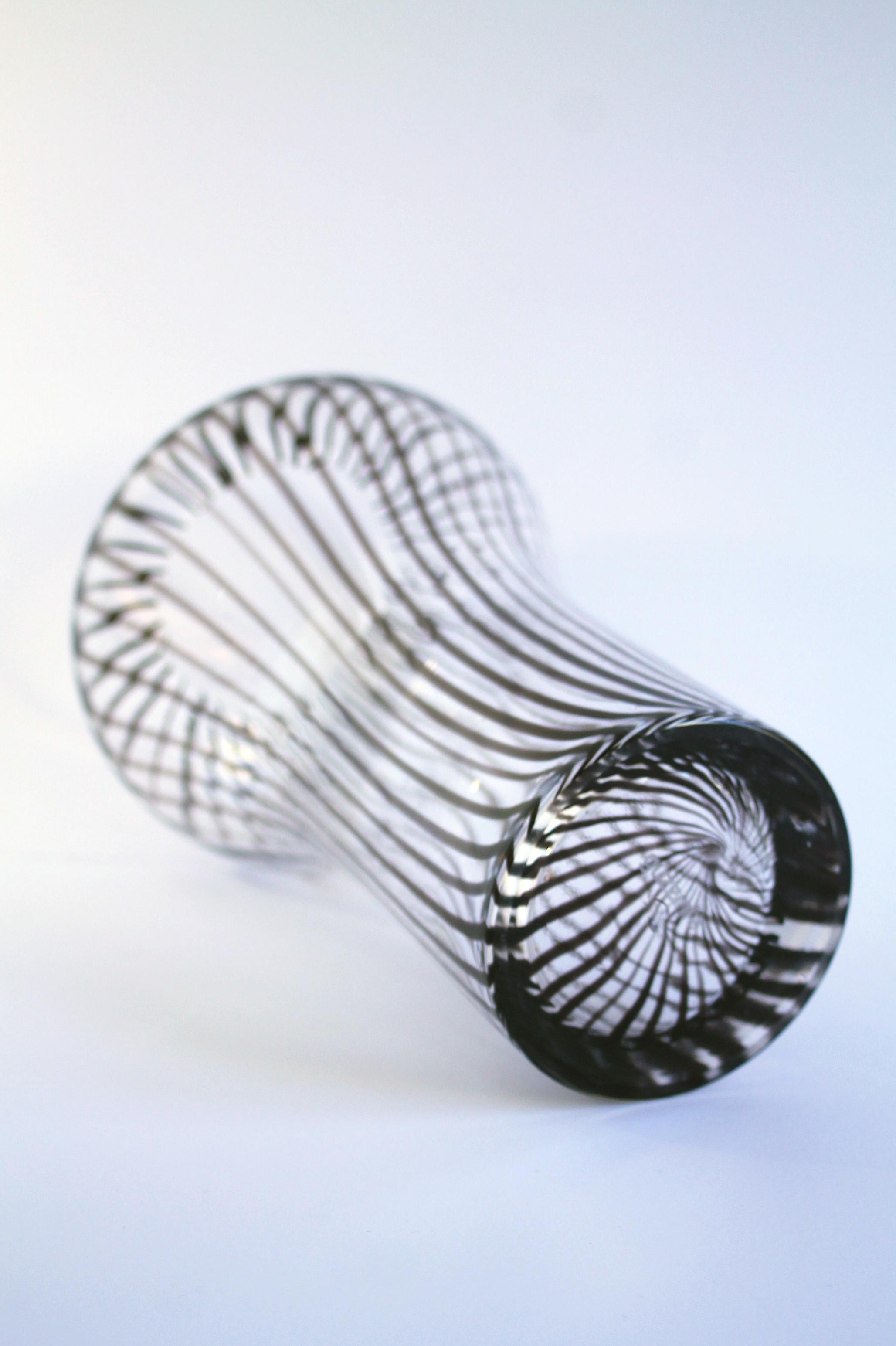 1980s Guzzini Murano glass vase (38hx22d cm) Mid century modern, like new! In Excellent Condition For Sale In Firenze, FI