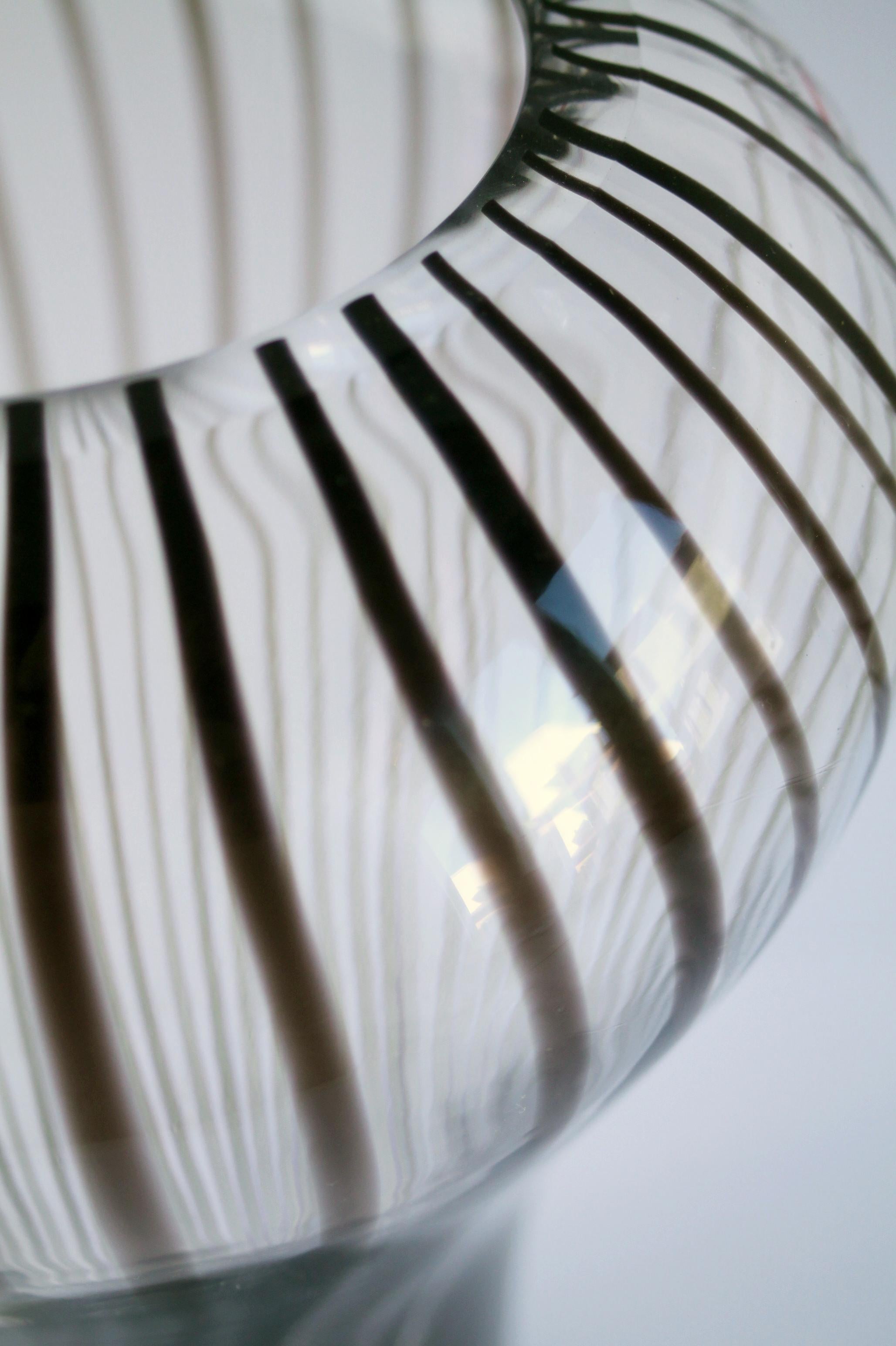 Murano Glass 1980s Guzzini Murano glass vase (38hx22d cm) Mid century modern, like new! For Sale