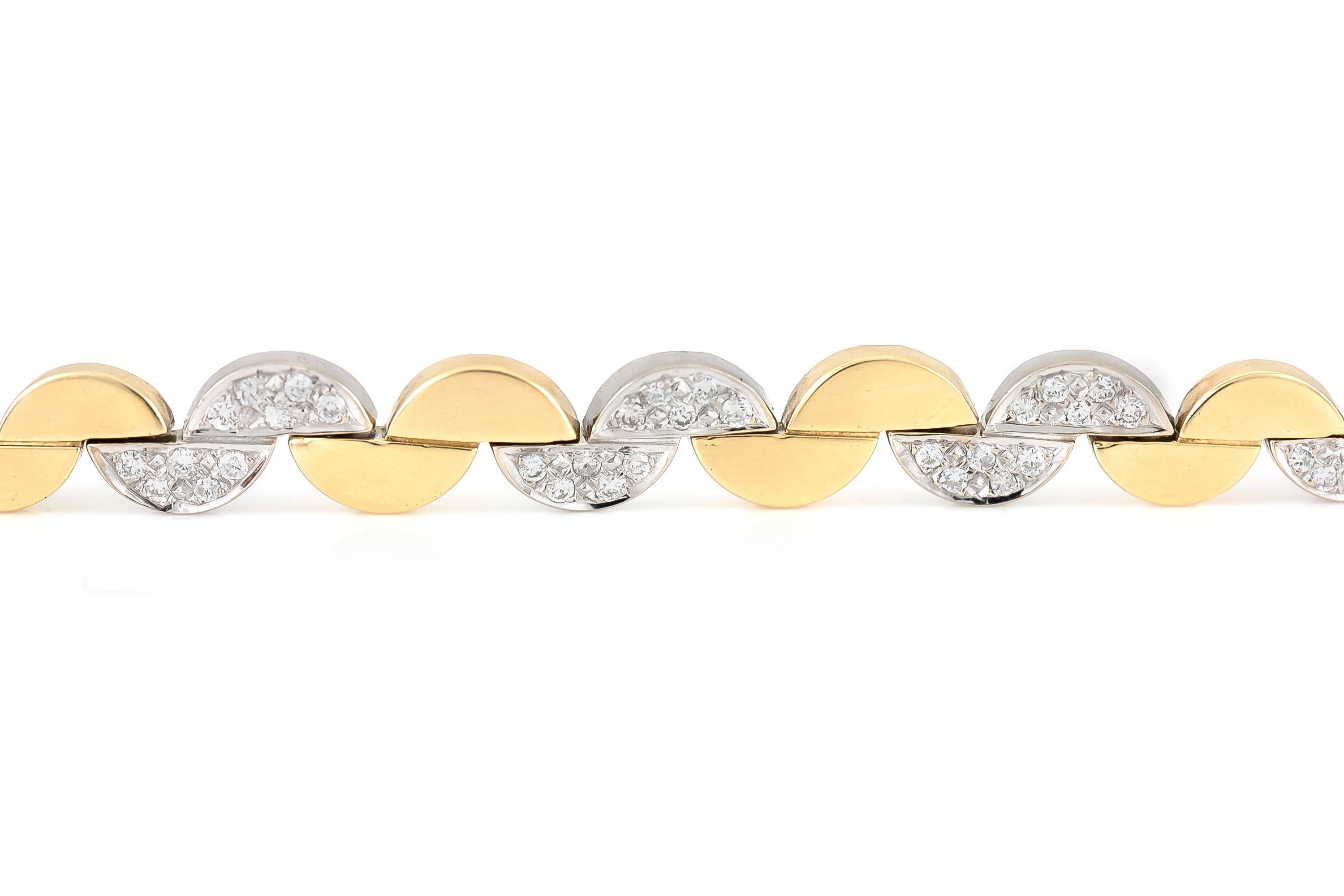 The bracelet is finely crafted in 14k yellow gold with diamonds weighing approximately total of 2.90 carat.
Circa 1980.