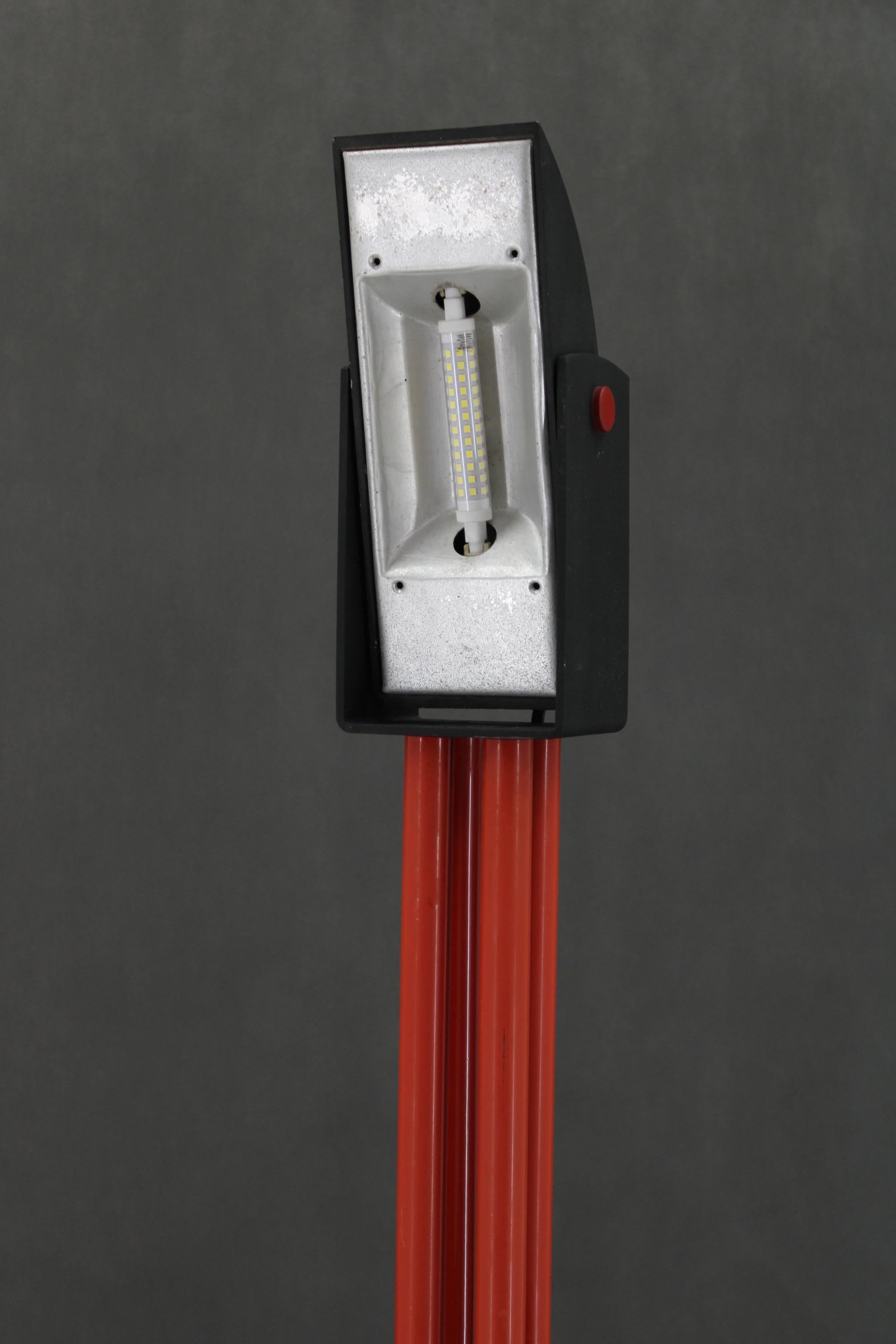 Mid-Century moderno Lampada da terra alogena rossa anni '80, Italia in vendita
