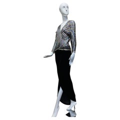 Conjunto de chaqueta de malla de lentejuelas multicolor y falda de terciopelo negro Halston, años 80