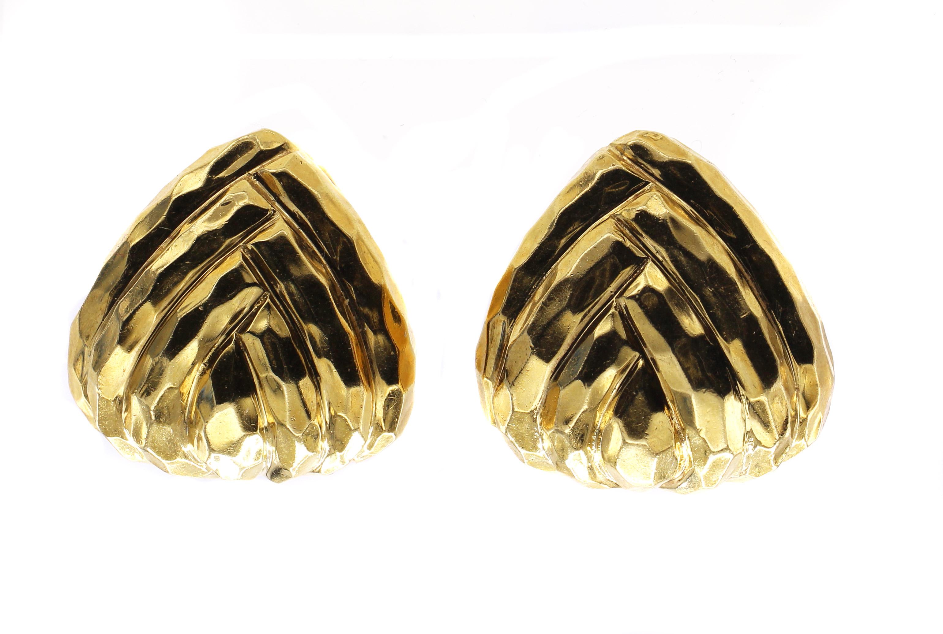 Chic 18 karat yellow gold hammered gold textured ear clips