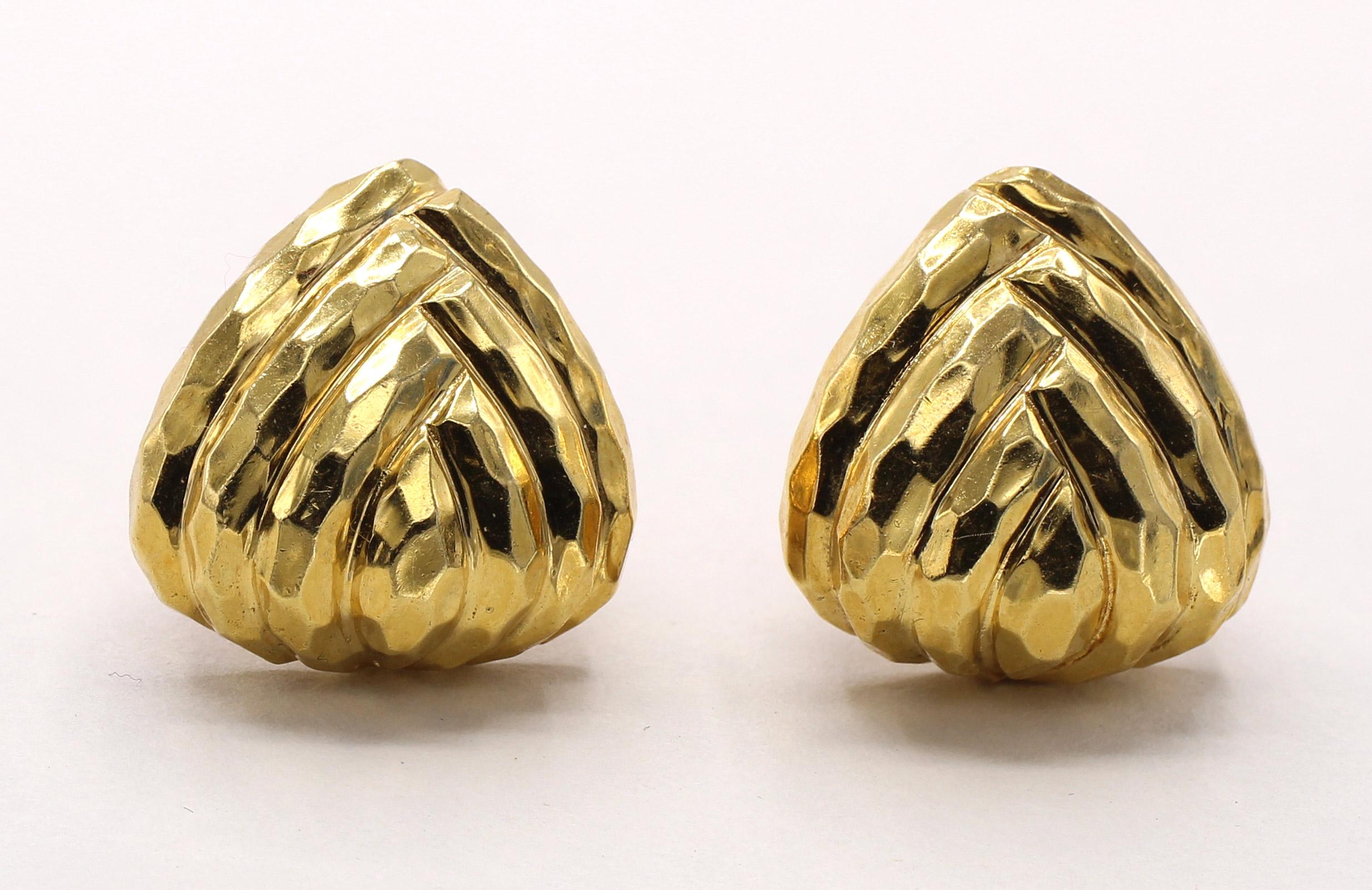 1980s Hammered 18 Karat Gold Ear Clips In Excellent Condition For Sale In New York, NY