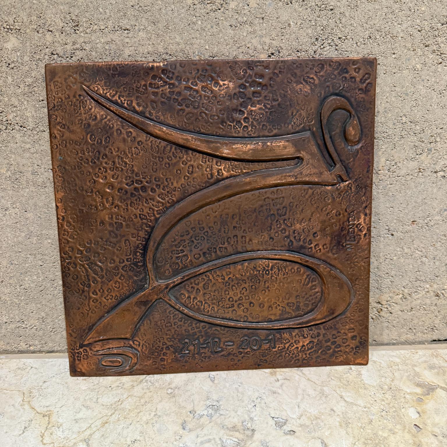 AMBIANIC präsentiert
1980er Jahre Abstrakt Hand gehämmert Kupfer Emaille Wandkunst
Unterschrieben, wir können die Unterschrift nicht lesen.
11.75 x 11.75 x .38
Originaler, gebrauchter Vintage-Zustand. Unrestauriert.
Sehen Sie sich bitte die Bilder