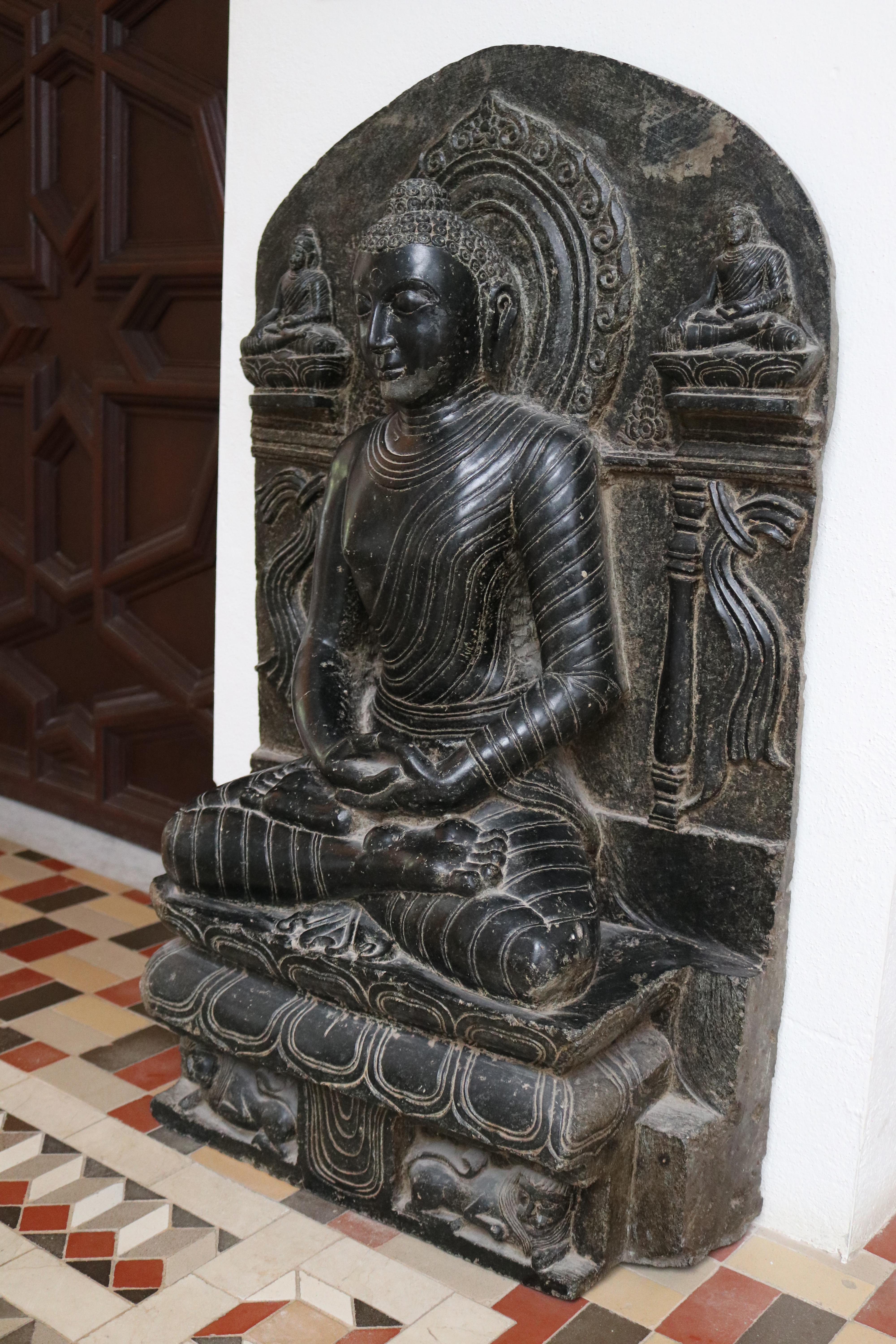1980s Hand Carved Black Marble Buddha Sculpture (Indisch)