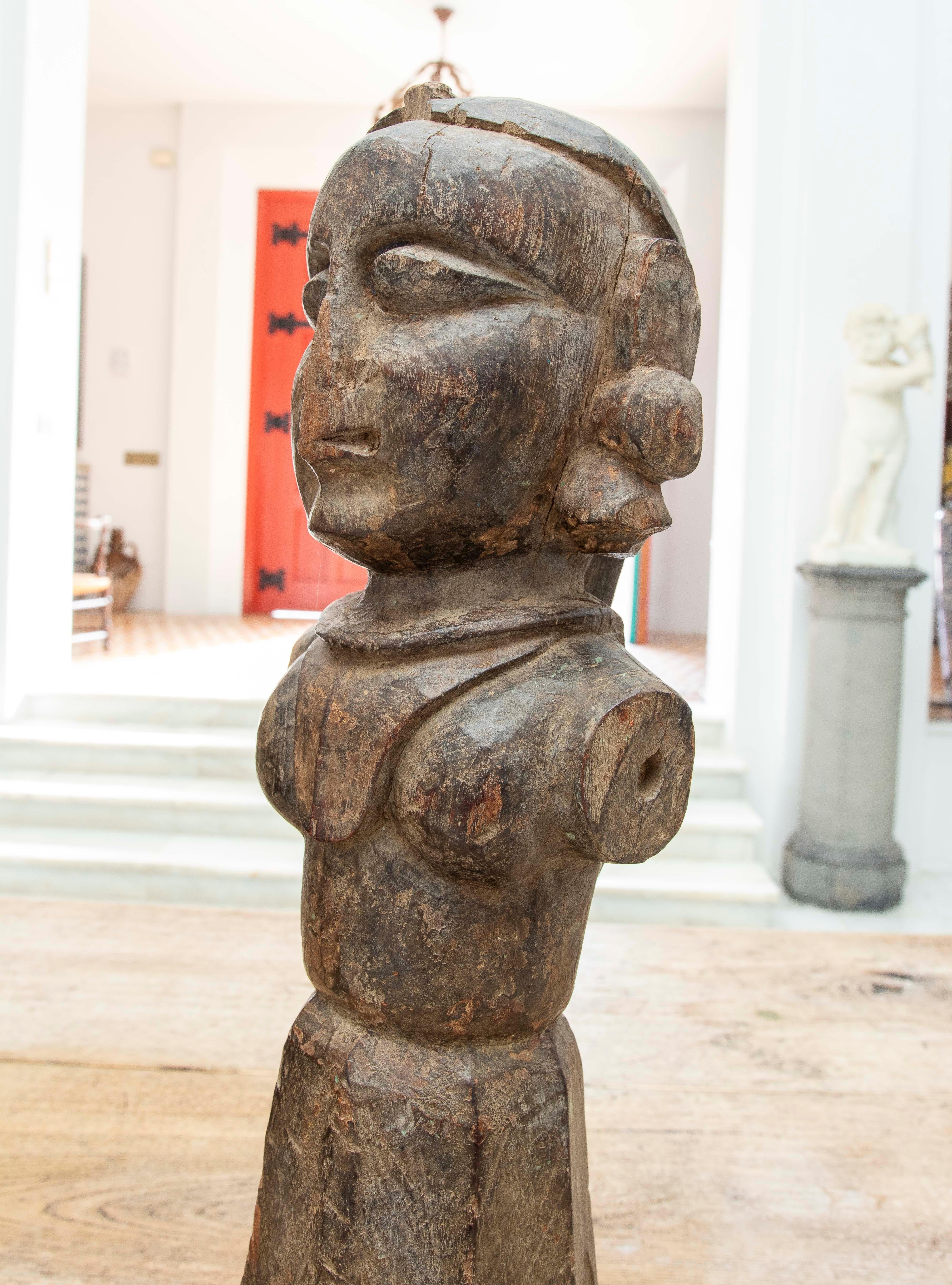 Años 80 Escultura tallada a mano en madera Mujer Indu en venta 4