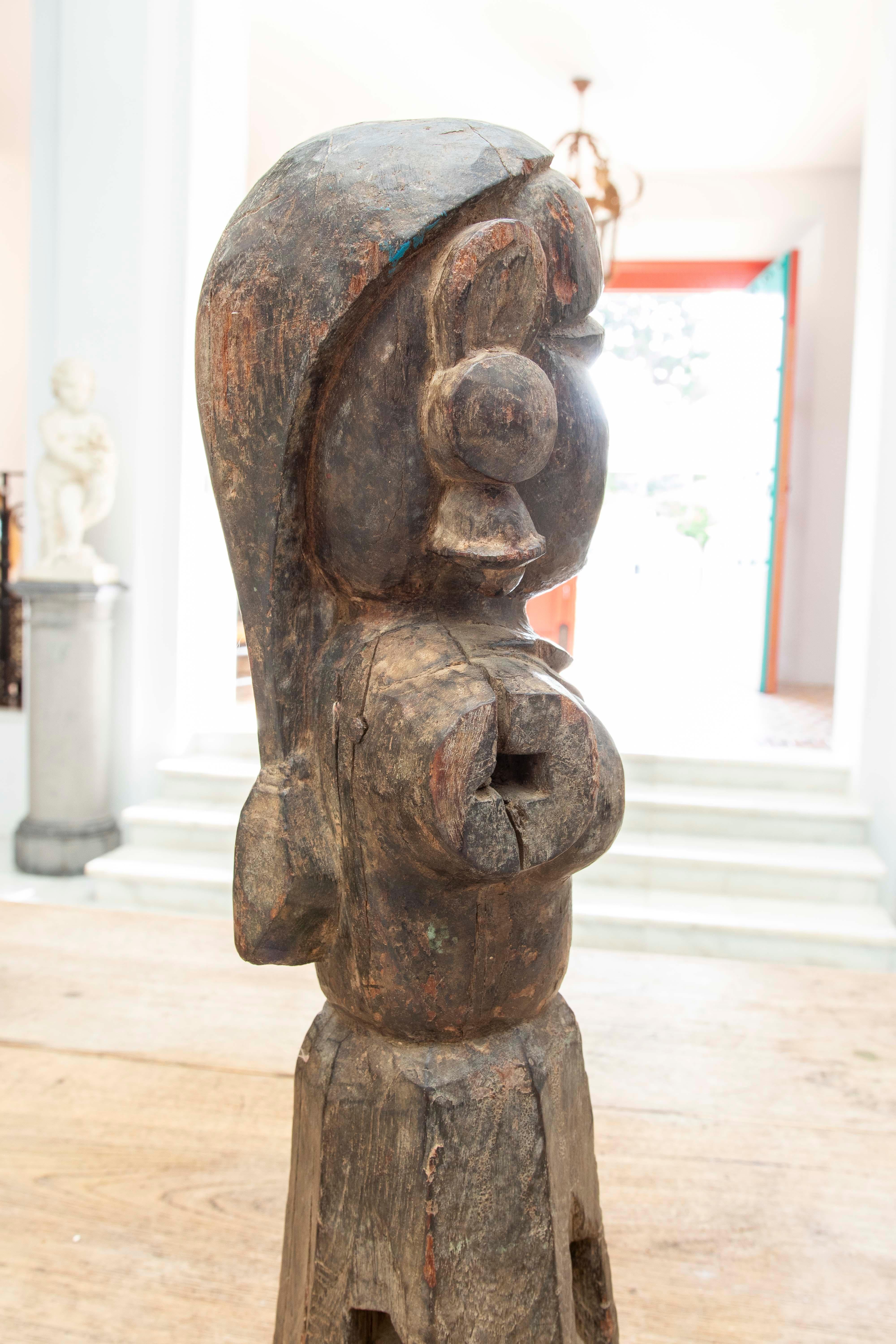 Años 80 Escultura tallada a mano en madera Mujer Indu en venta 8
