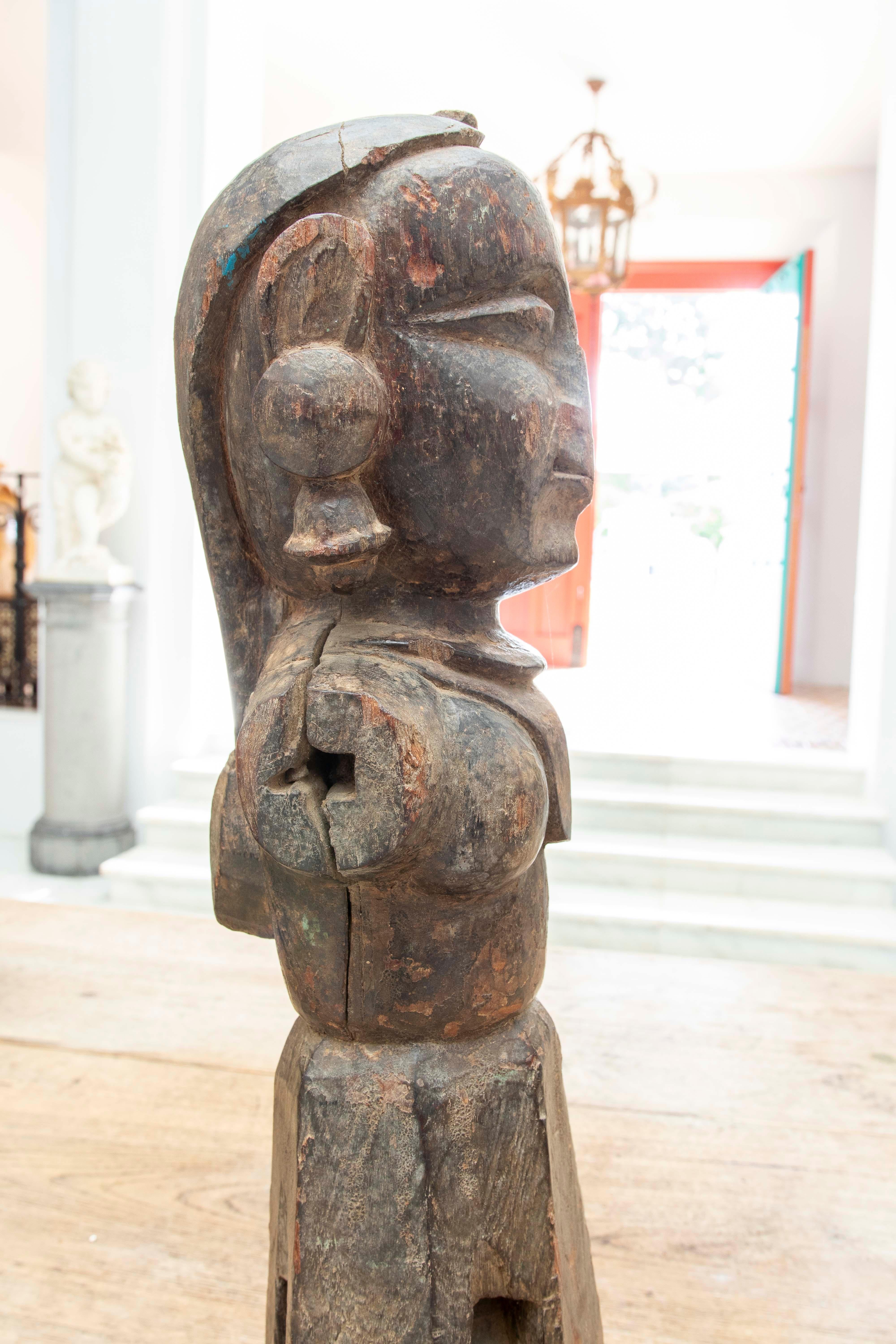 Años 80 Escultura tallada a mano en madera Mujer Indu en venta 9