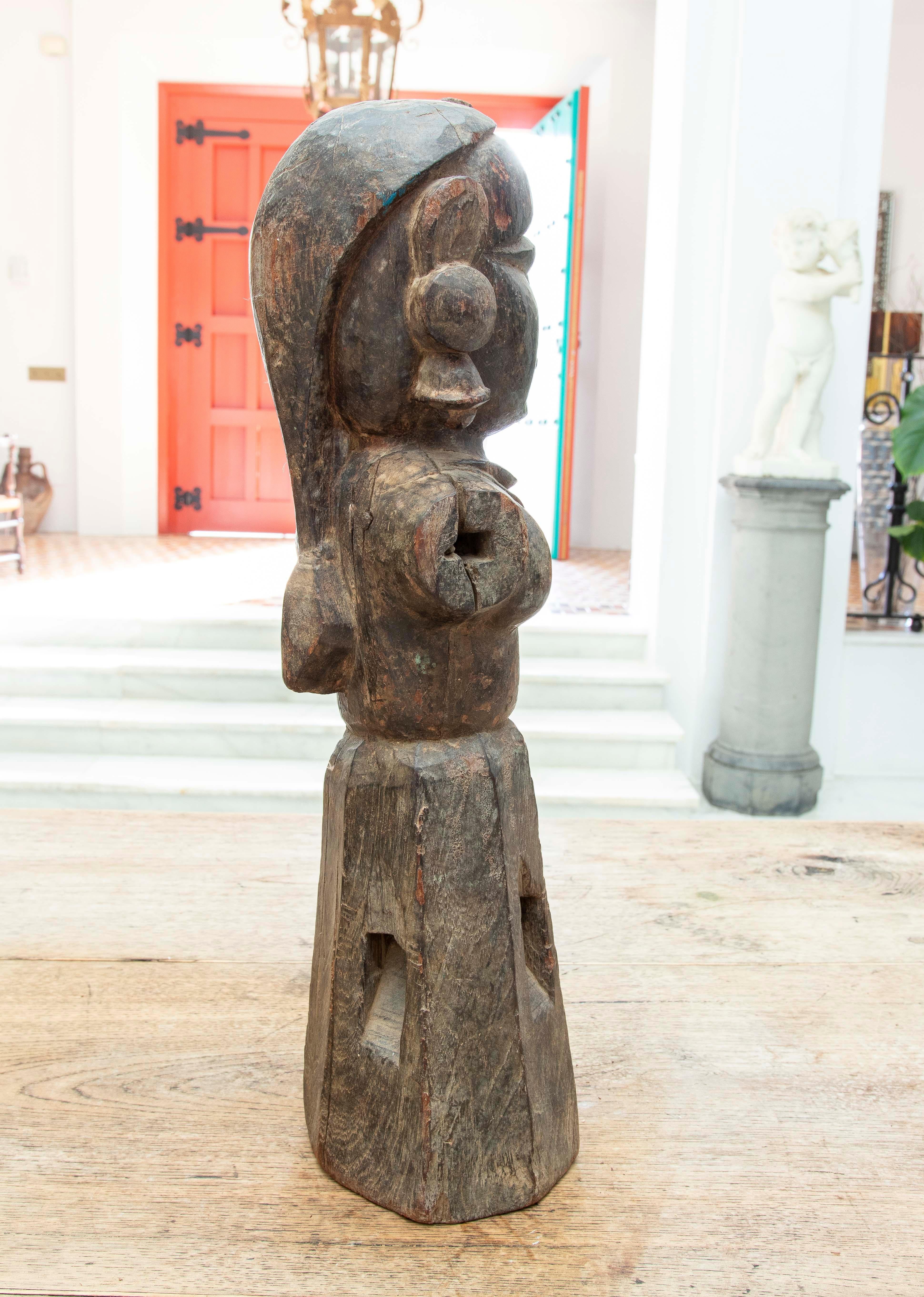 Años 80 Escultura tallada a mano en madera Mujer Indu Madera en venta