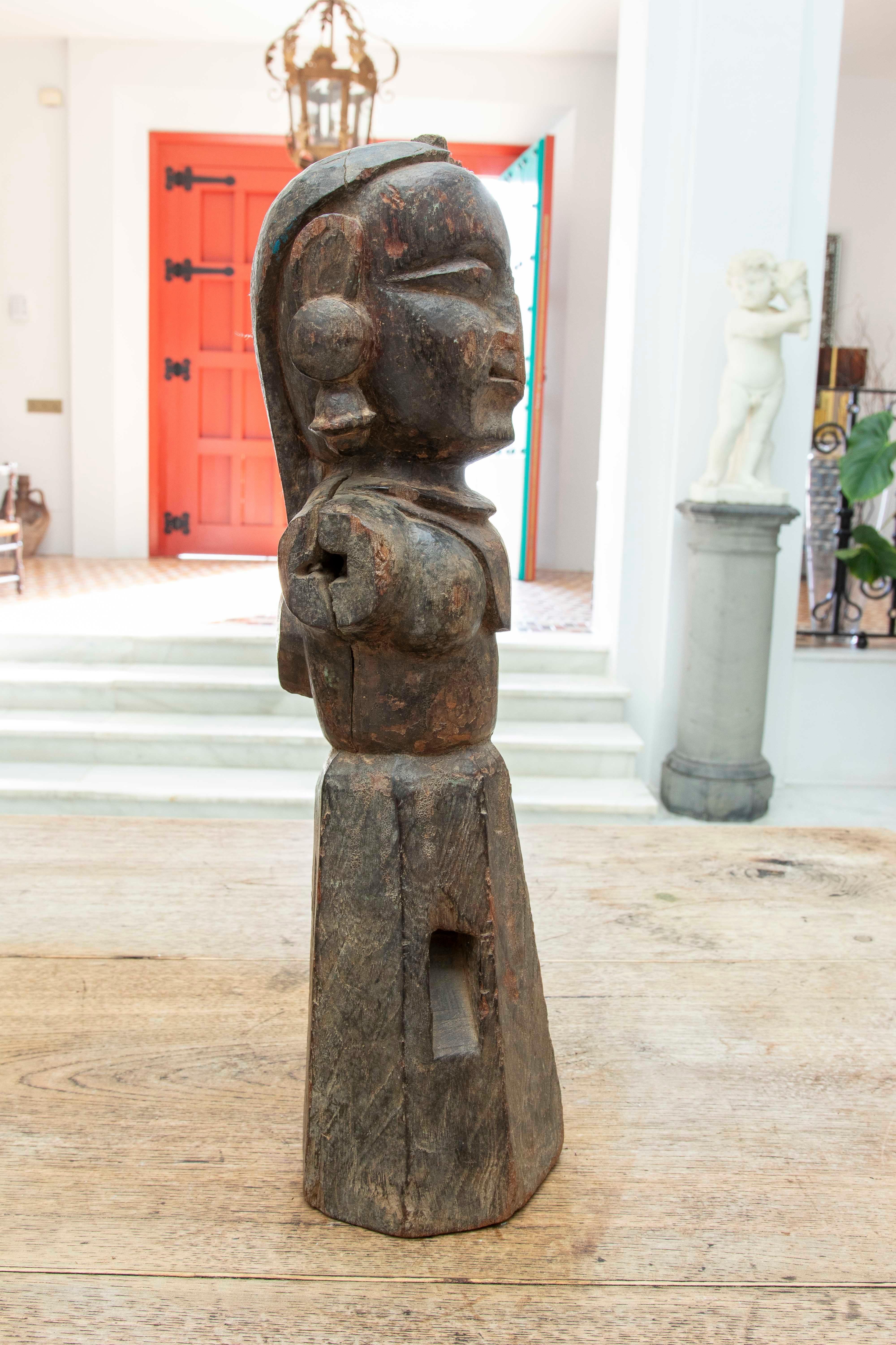 Años 80 Escultura tallada a mano en madera Mujer Indu en venta 1