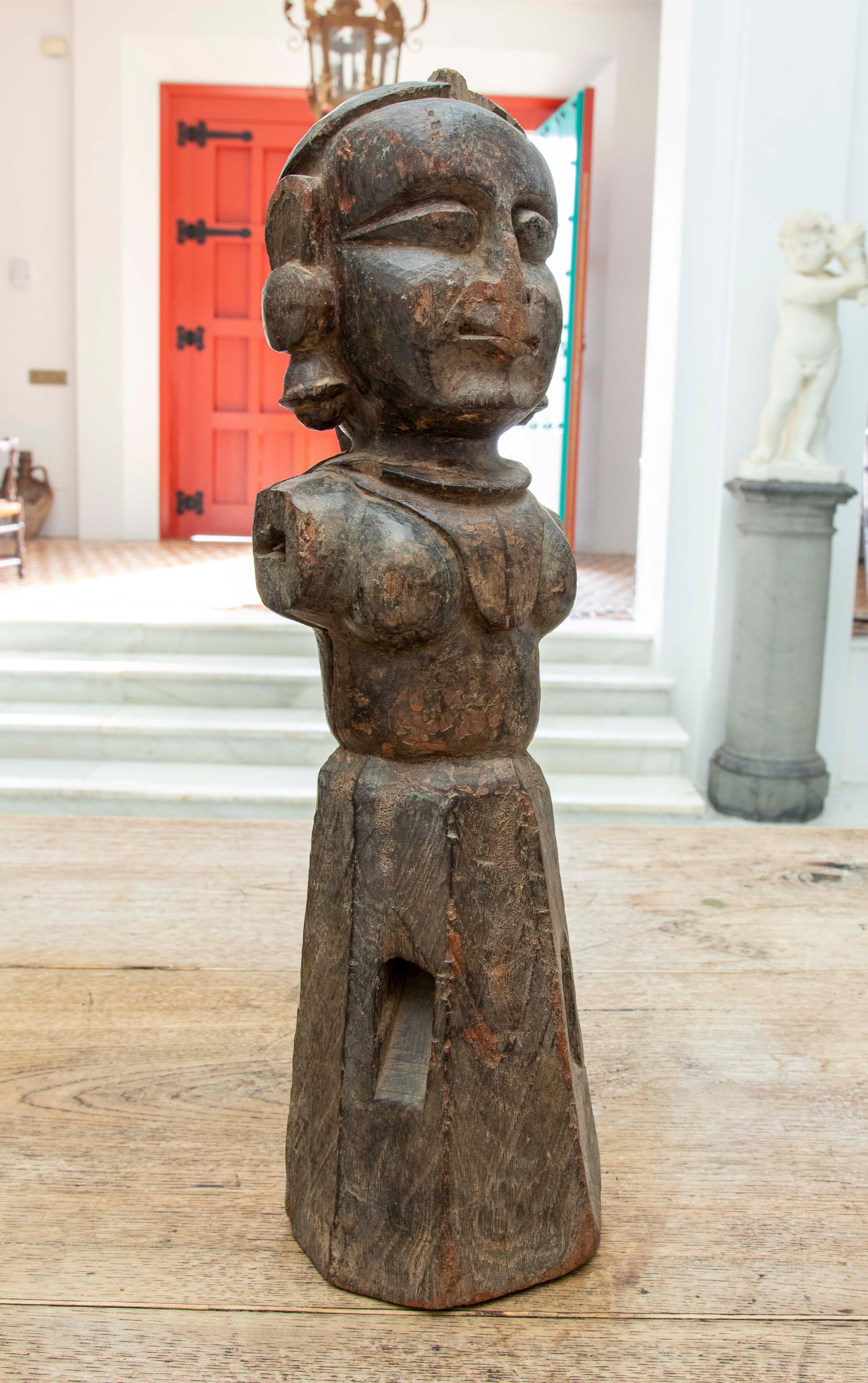 Años 80 Escultura tallada a mano en madera Mujer Indu en venta 2